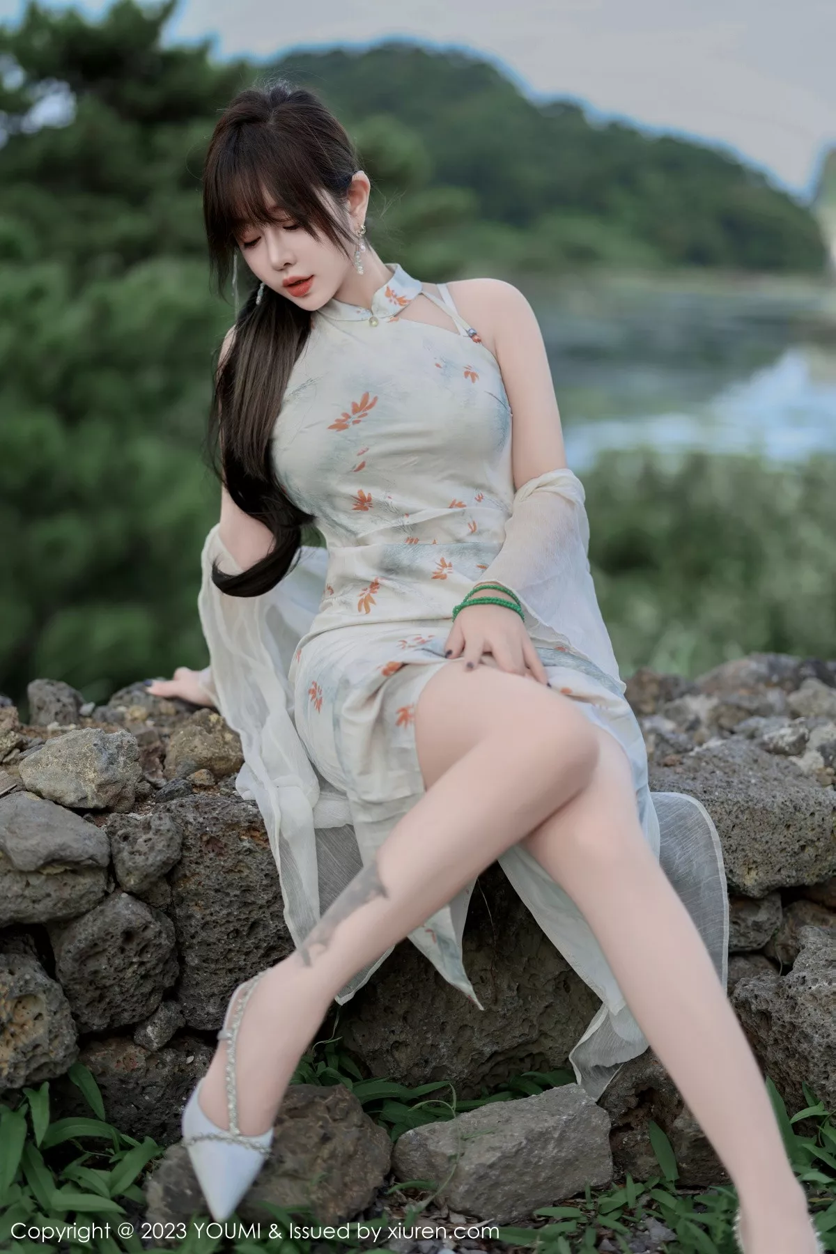 秀人集.com_[YouMi尤蜜荟]Vol.983_女神王雨纯性感浅色长款旗袍露白色内衣配肉丝袜完美诱惑写真79P