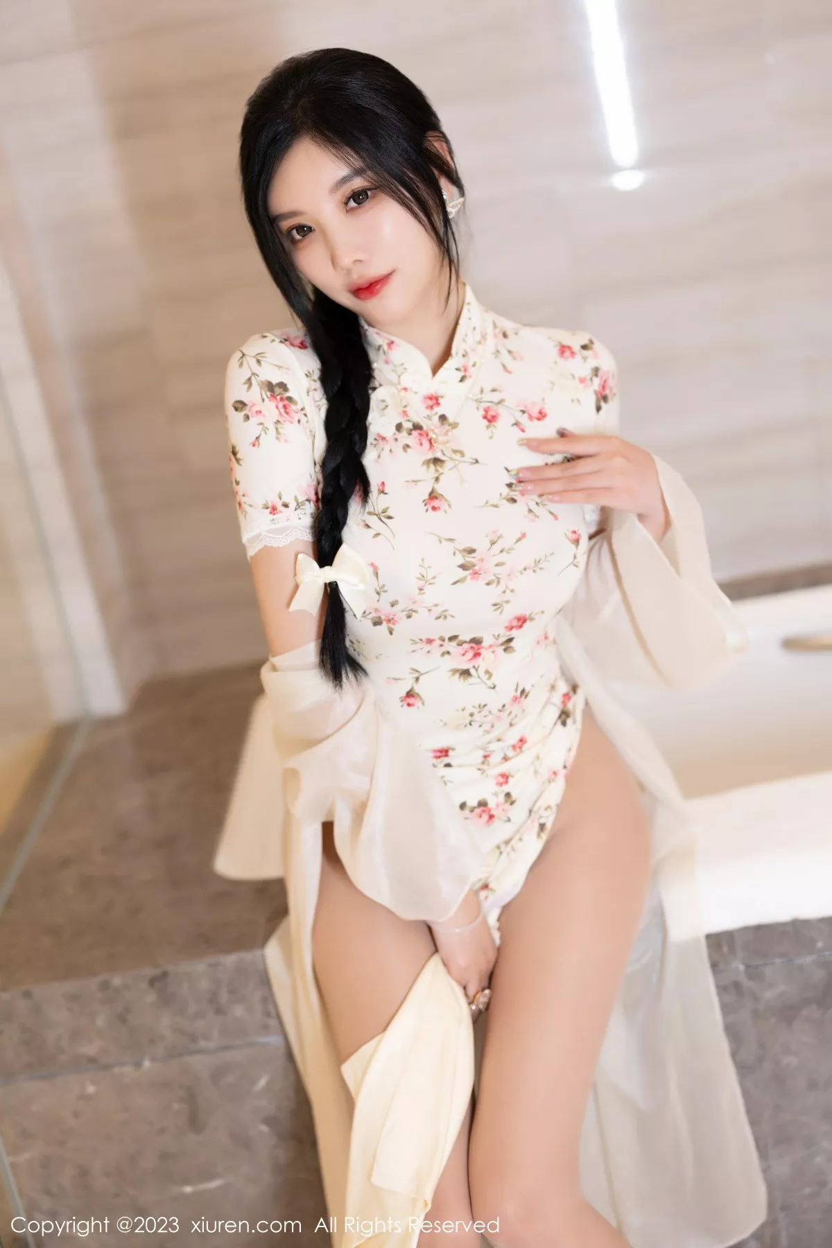 秀人集.com_[XiuRen秀人网]No.7363_女神杨晨晨Yome性感米色长旗袍配开档肉丝秀丰腴身材诱惑写真86P