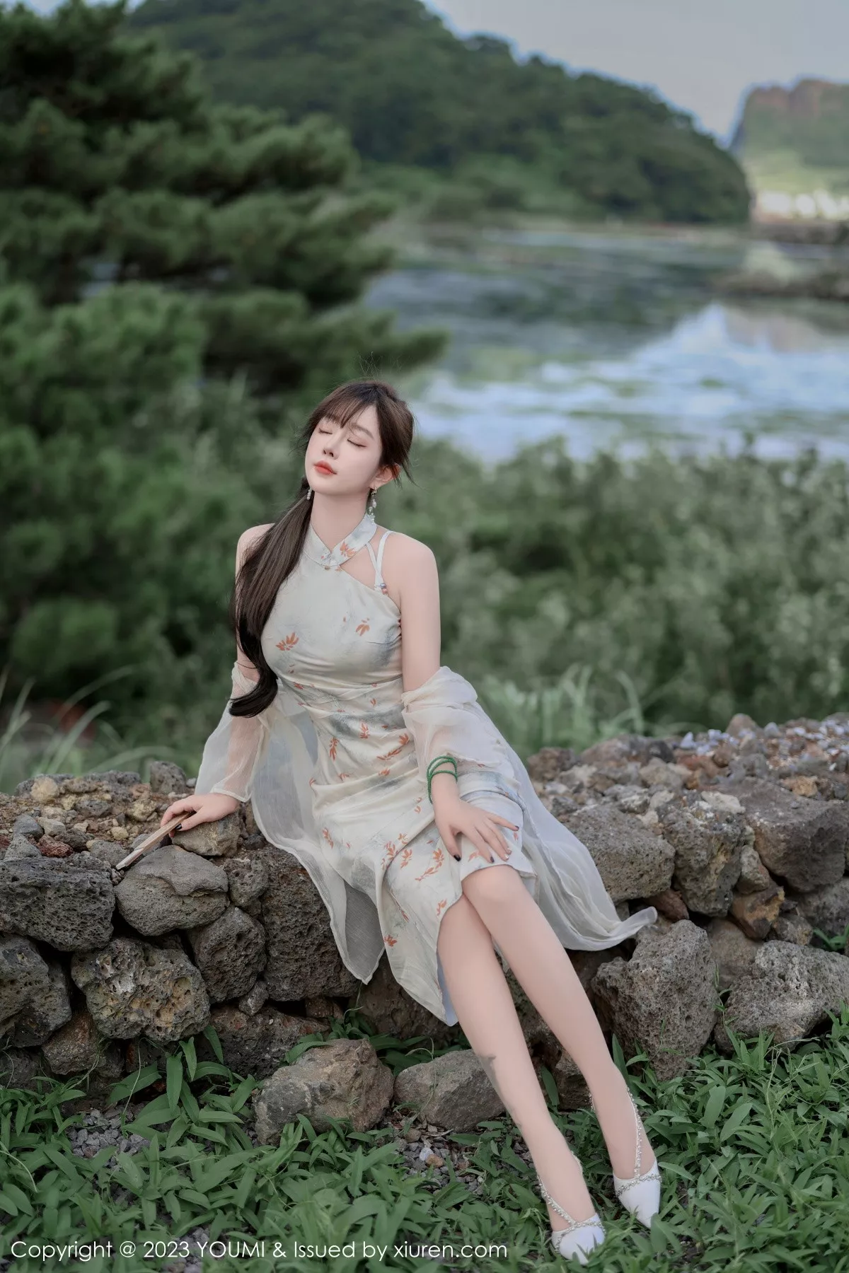 秀人集.com_[YouMi尤蜜荟]Vol.983_女神王雨纯性感浅色长款旗袍露白色内衣配肉丝袜完美诱惑写真79P