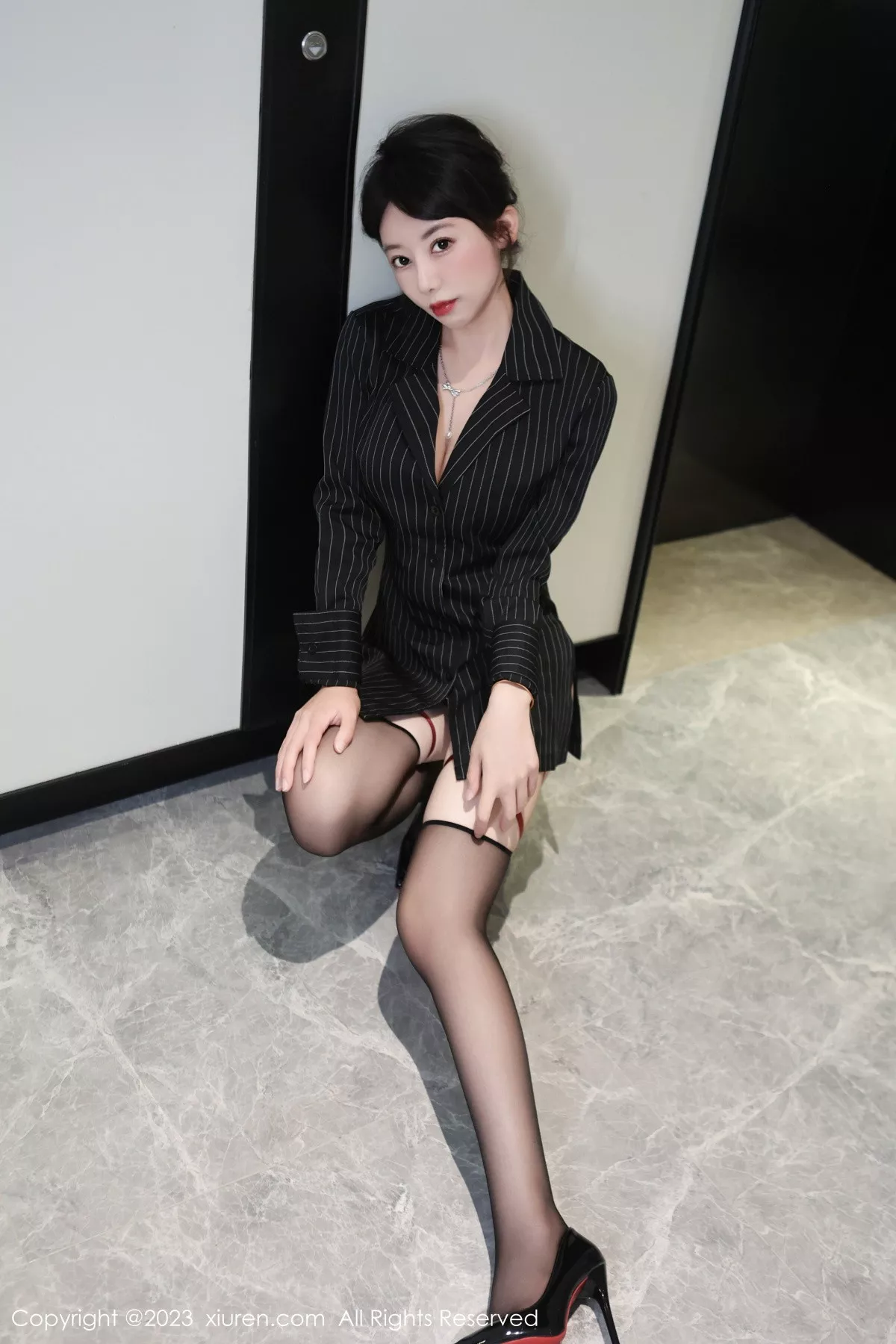 秀人集.com_[XiuRen秀人网]No.7384_模特白笑笑黑色条纹衬衫下性感黑色蕾丝内衣配黑丝吊袜诱惑写真83P