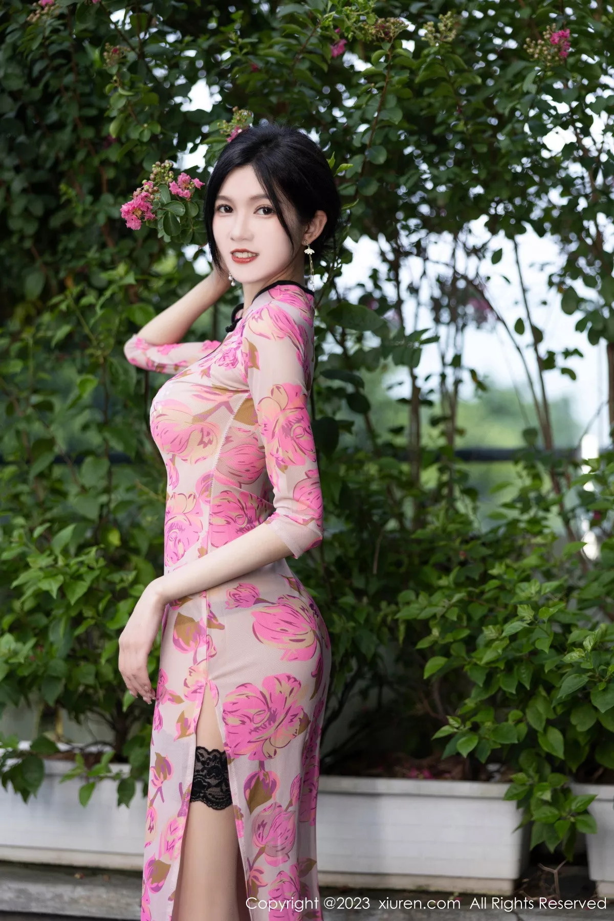 秀人集.com_[XiuRen秀人网]No.7388_模特程程程性感粉色旗袍服配原色丝袜半撩秀完美身材诱惑写真82P