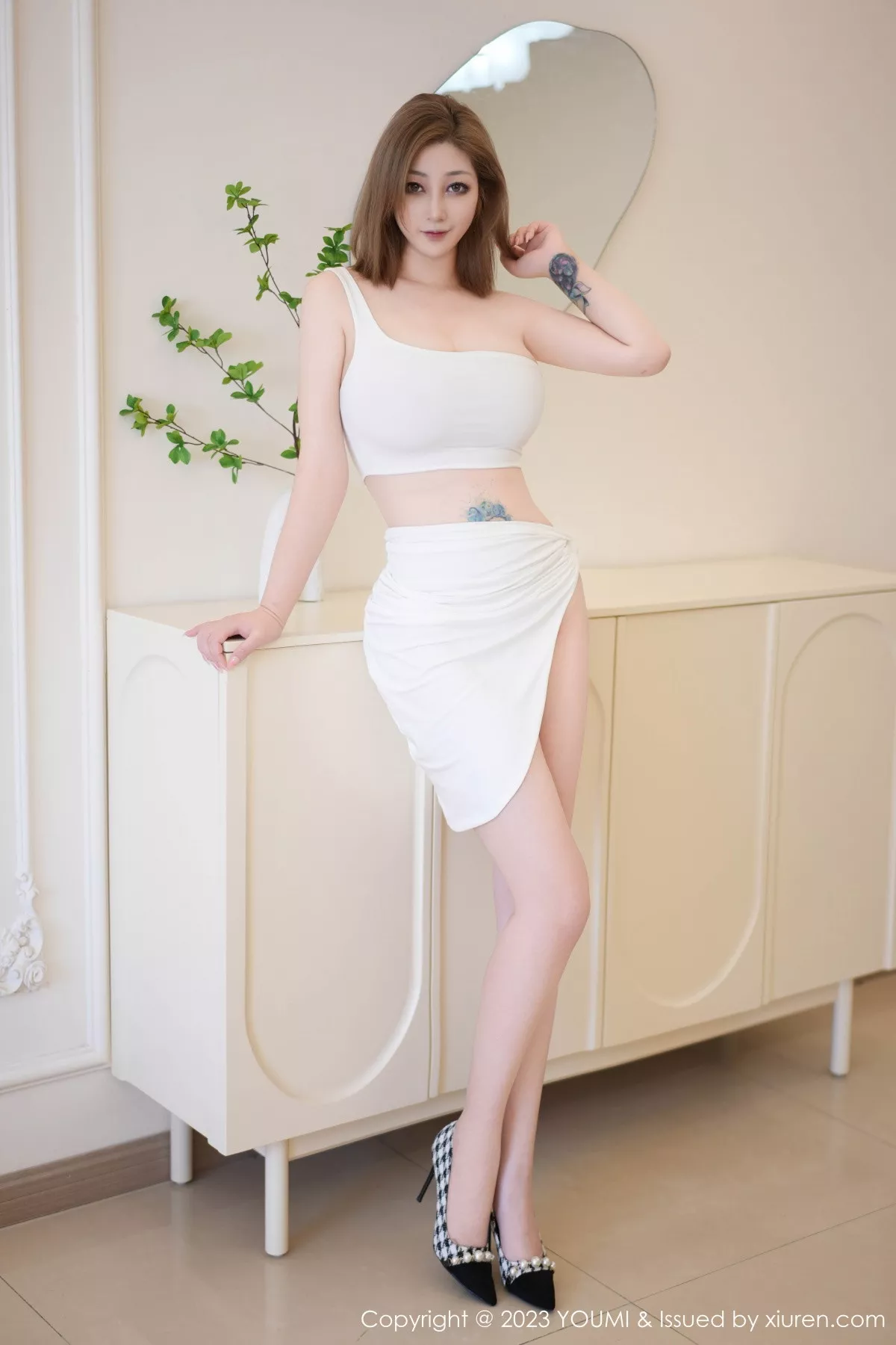 秀人集.com_[YouMi尤蜜荟]Vol.986_女神妲己_Toxic性感白色短款衣配短裙露美胸肥臀撩人诱惑写真75P