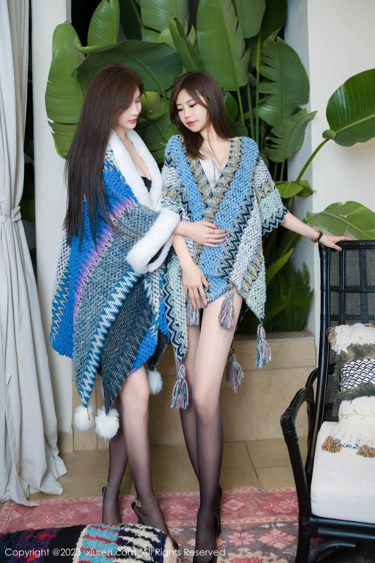 秀人集.com_[XiuRen秀人网]No.7393_女神绮里嘉＆周妍希性感姐妹花彩色披风配超薄黑丝完美诱惑写真70P