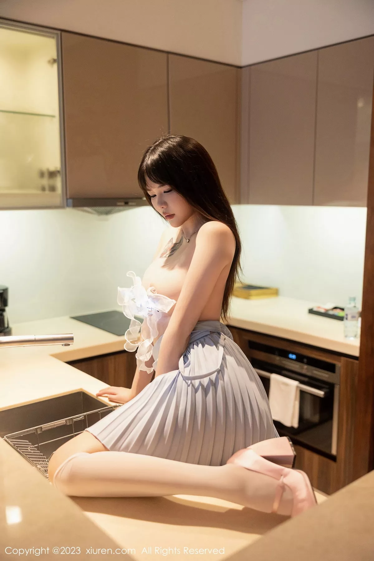 秀人集.com_[XiuRen秀人网]No.7266_模特Arude薇薇性感淡蓝色连衣短裙配白丝袜秀曼妙身姿诱惑写真69P