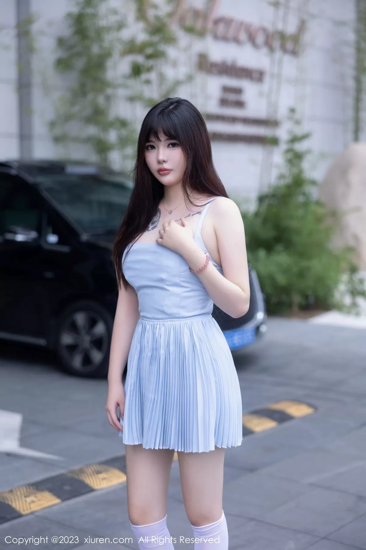 秀人集.com_[XiuRen秀人网]No.7266_模特Arude薇薇性感淡蓝色连衣短裙配白丝袜秀曼妙身姿诱惑写真69P