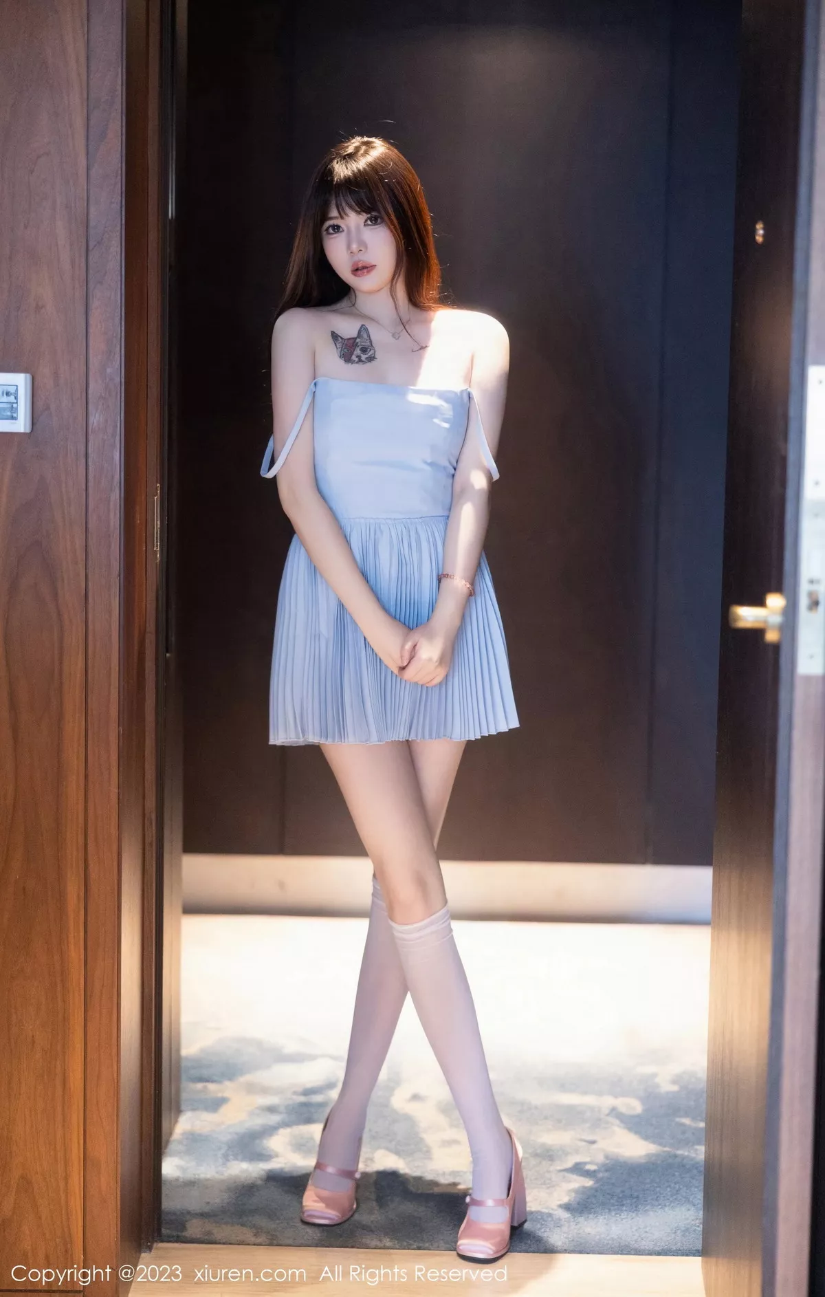 秀人集.com_[XiuRen秀人网]No.7266_模特Arude薇薇性感淡蓝色连衣短裙配白丝袜秀曼妙身姿诱惑写真69P
