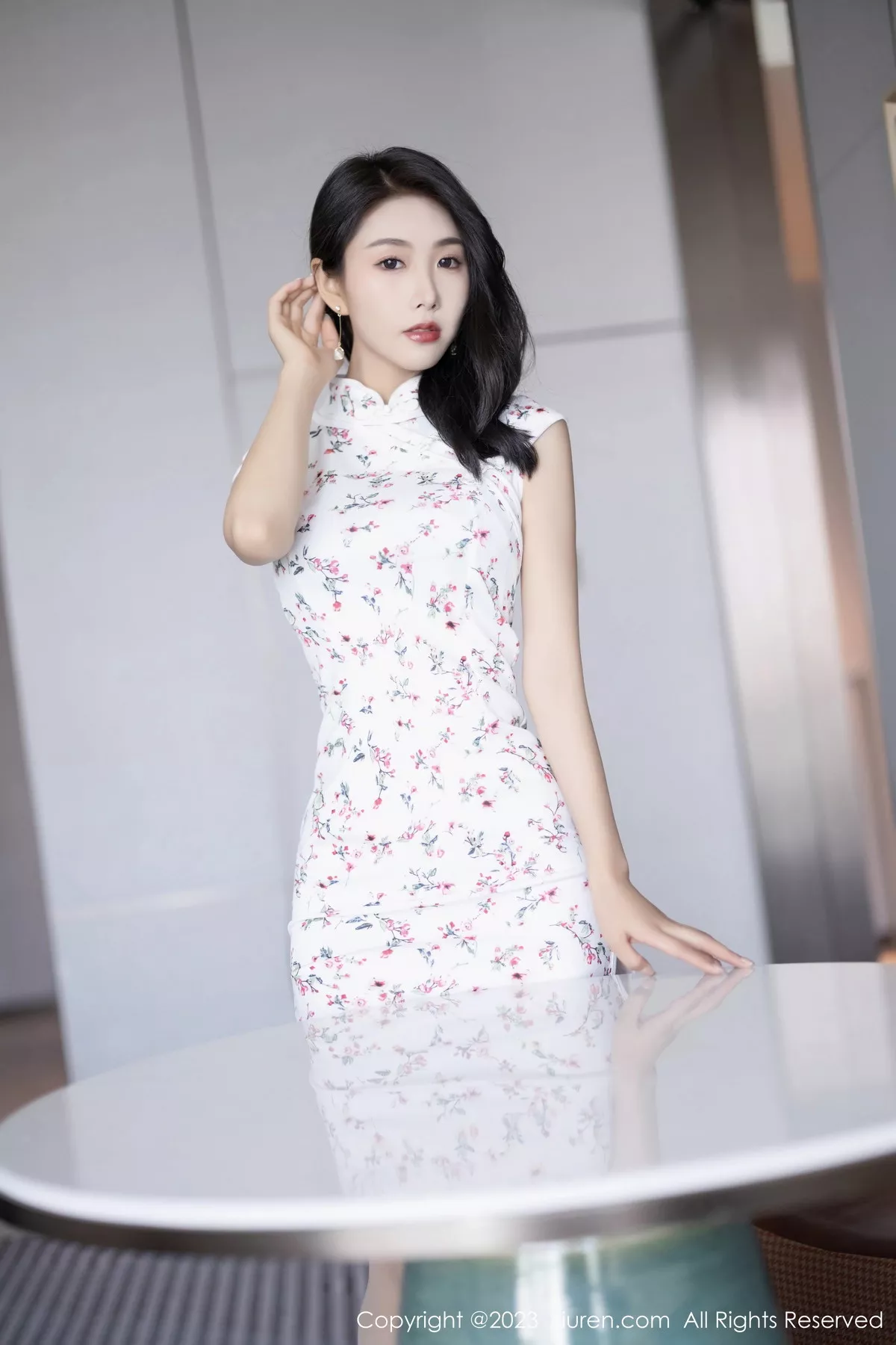 秀人集.com_[XiuRen秀人网]No.7279_模特苏苏阿白色旗袍露咖啡色内衣配原色丝袜秀柔美身姿诱惑写真87P