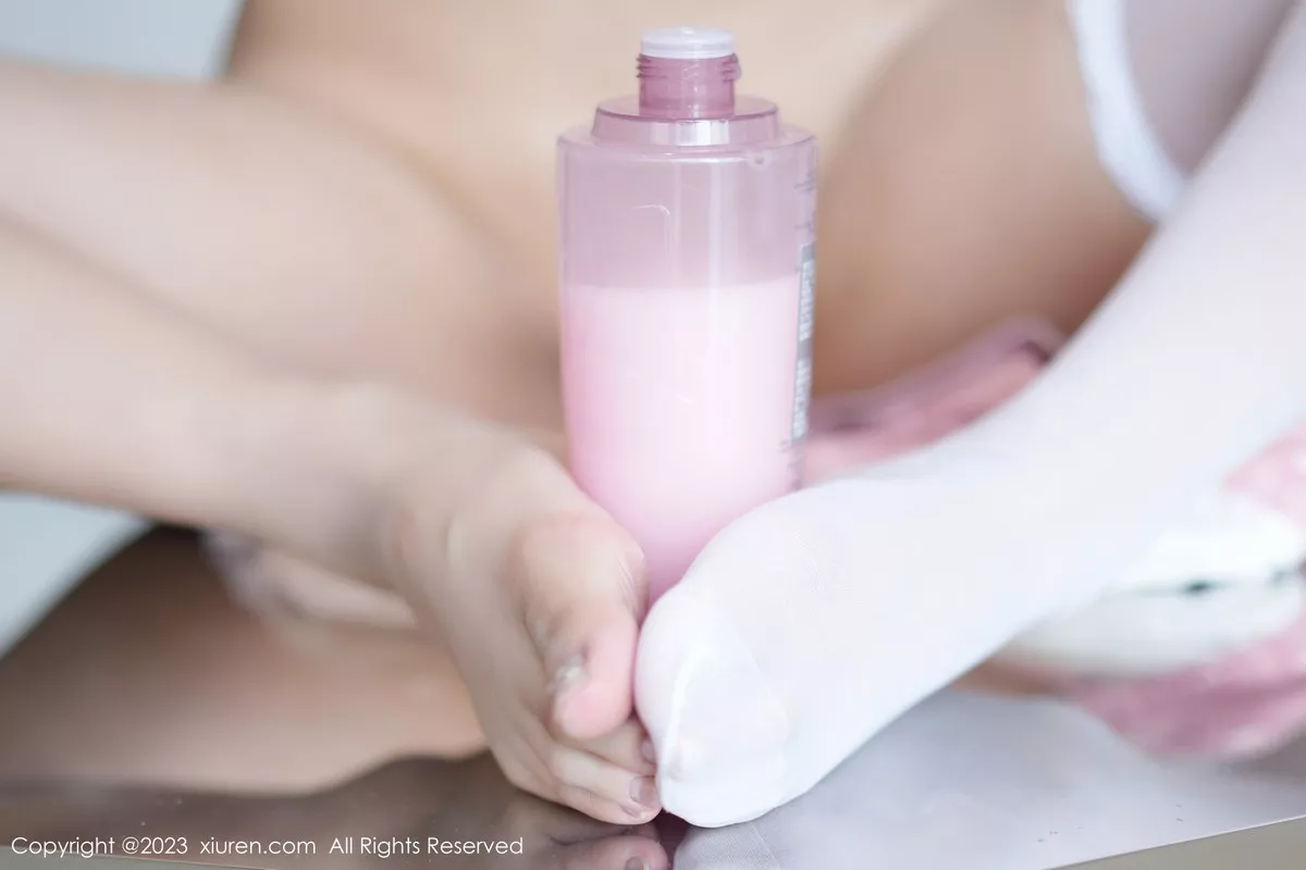 秀人集.com_[XiuRen秀人网]No.7426_模特laura阿姣半脱露性感浅色内衣配白丝袜秀曼妙身姿诱惑写真85P