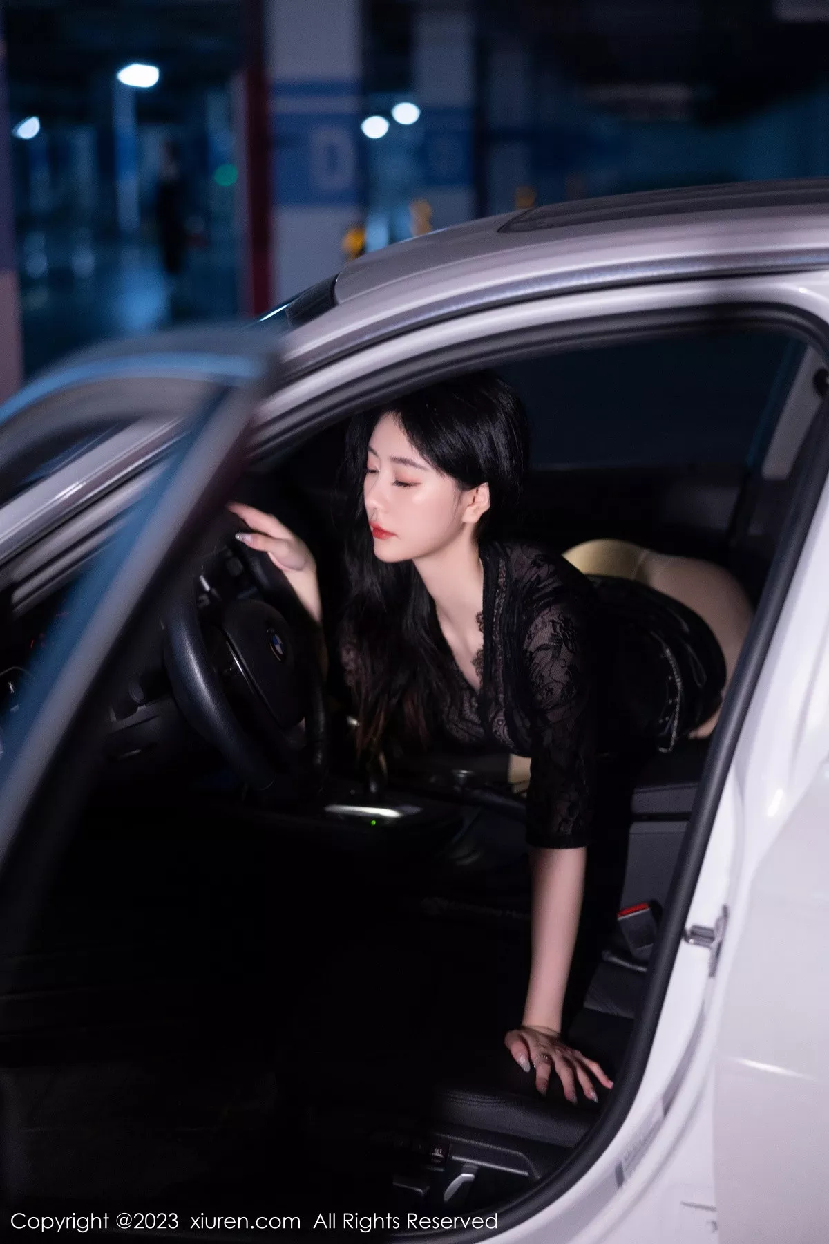 秀人集.com_[XiuRen秀人网]No.7431_女神幼幼车内场景黑色薄纱上衣配黑皮短裙露闪亮肉丝诱惑写真83P