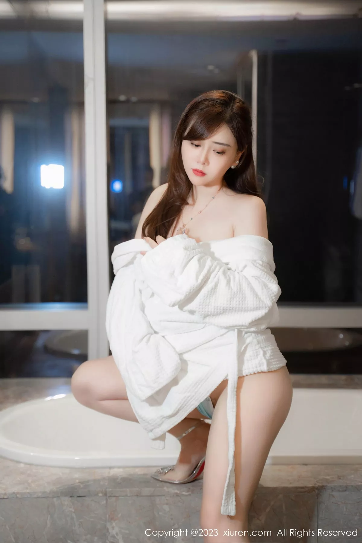 秀人集.com_[XiuRen秀人网]No.7450_模特王婉悠Queen性感白色浴袍露蓝色内衣秀丰腴身姿诱惑写真45P