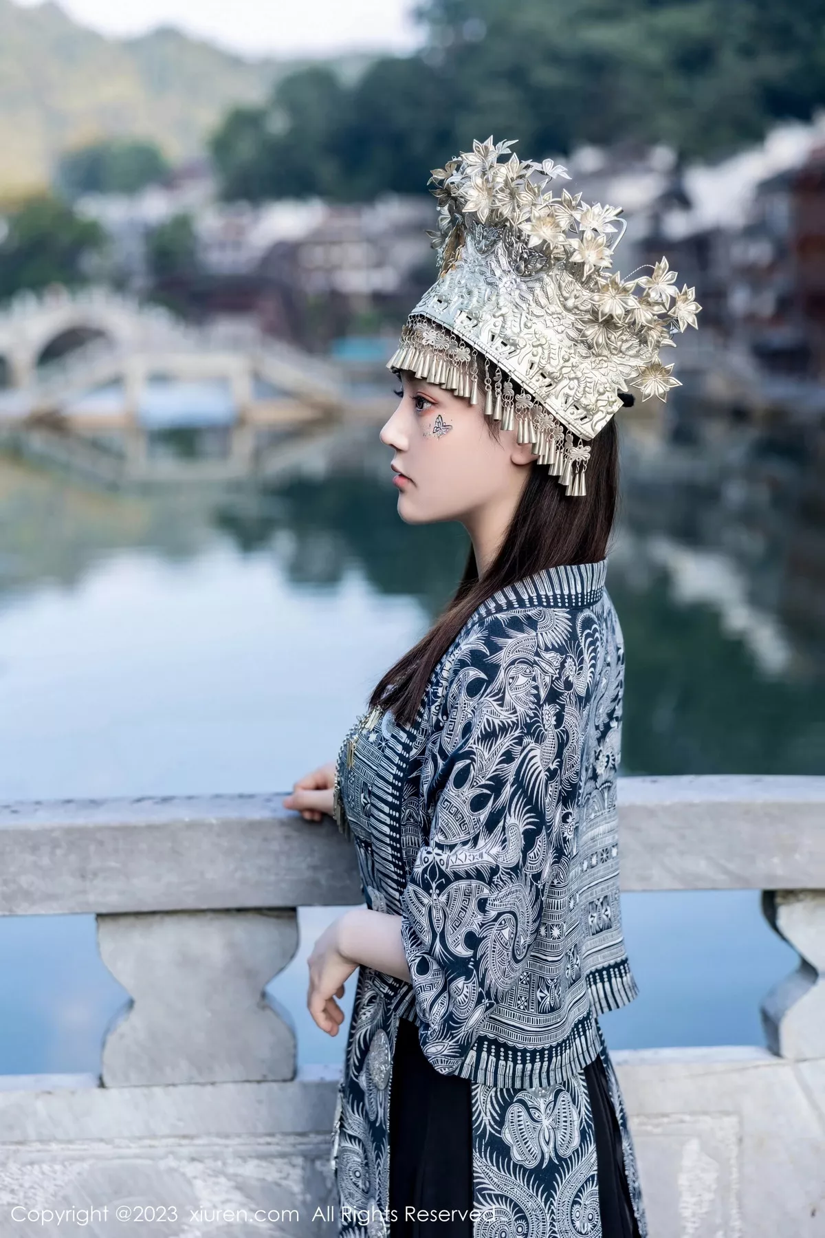 秀人集.com_[XiuRen秀人网]No.7448_模特豆瓣酱户外性感银饰苗族服饰半脱秀丰腴身材完美诱惑写真82P