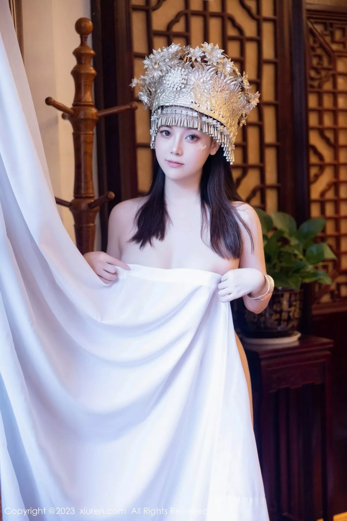 秀人集.com_[XiuRen秀人网]No.7448_模特豆瓣酱户外性感银饰苗族服饰半脱秀丰腴身材完美诱惑写真82P