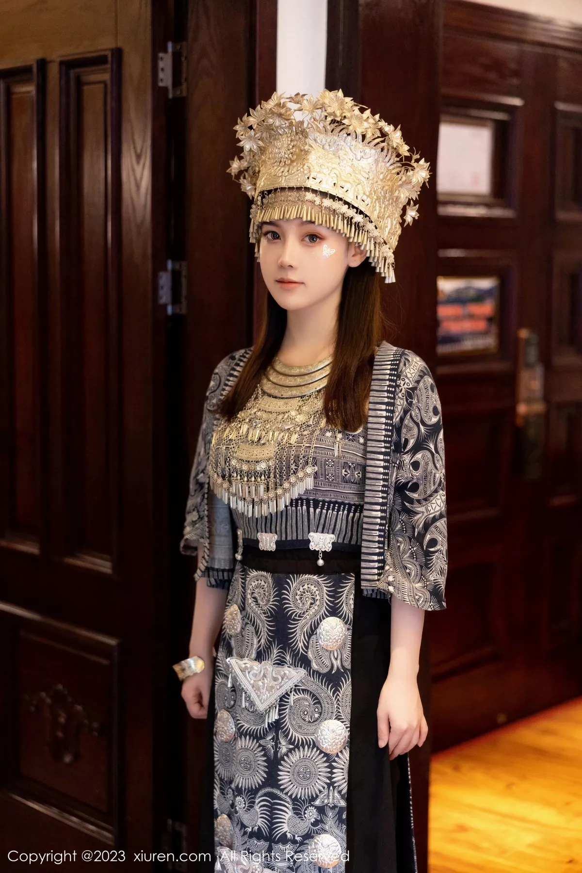 秀人集.com_[XiuRen秀人网]No.7448_模特豆瓣酱户外性感银饰苗族服饰半脱秀丰腴身材完美诱惑写真82P