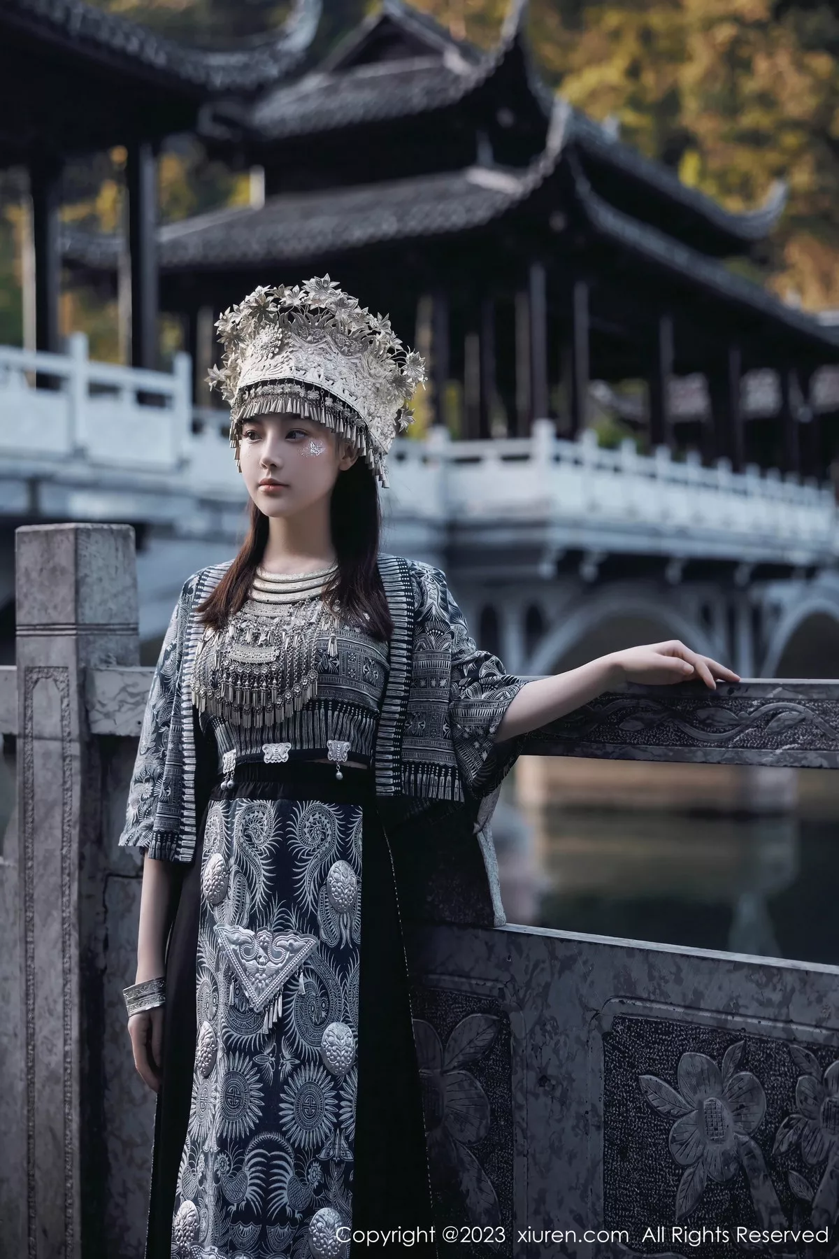 秀人集.com_[XiuRen秀人网]No.7448_模特豆瓣酱户外性感银饰苗族服饰半脱秀丰腴身材完美诱惑写真82P