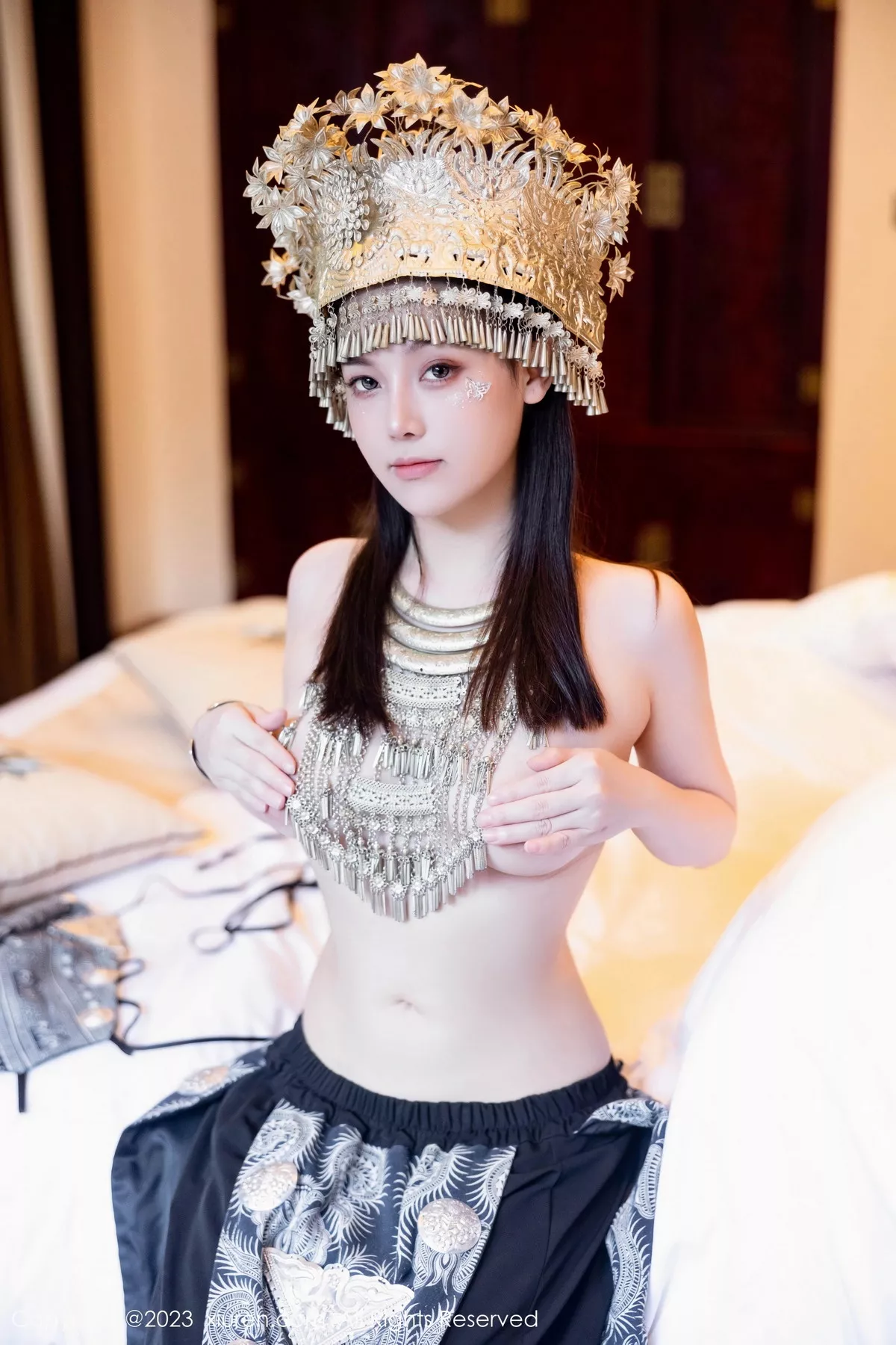 秀人集.com_[XiuRen秀人网]No.7448_模特豆瓣酱户外性感银饰苗族服饰半脱秀丰腴身材完美诱惑写真82P