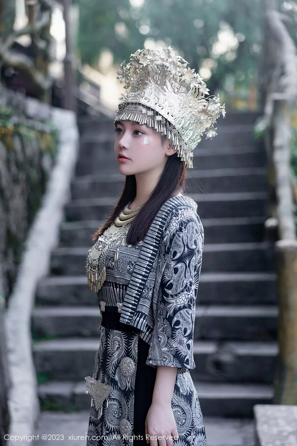 秀人集.com_[XiuRen秀人网]No.7448_模特豆瓣酱户外性感银饰苗族服饰半脱秀丰腴身材完美诱惑写真82P