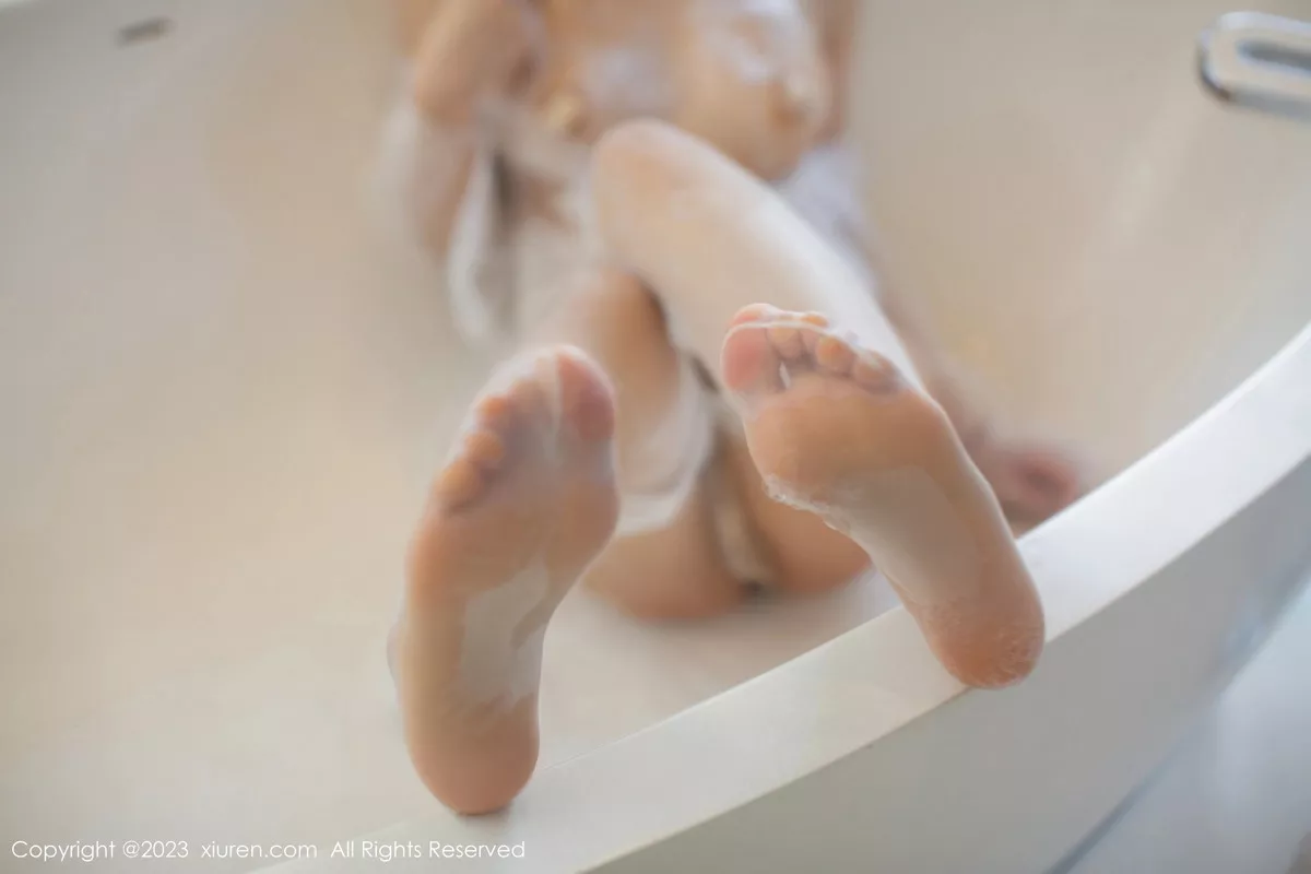 秀人集.com_[XiuRen秀人网]No.7456_模特绮里嘉ula性感白色婚纱服饰配白色丝袜秀惹火身材诱惑写真80P