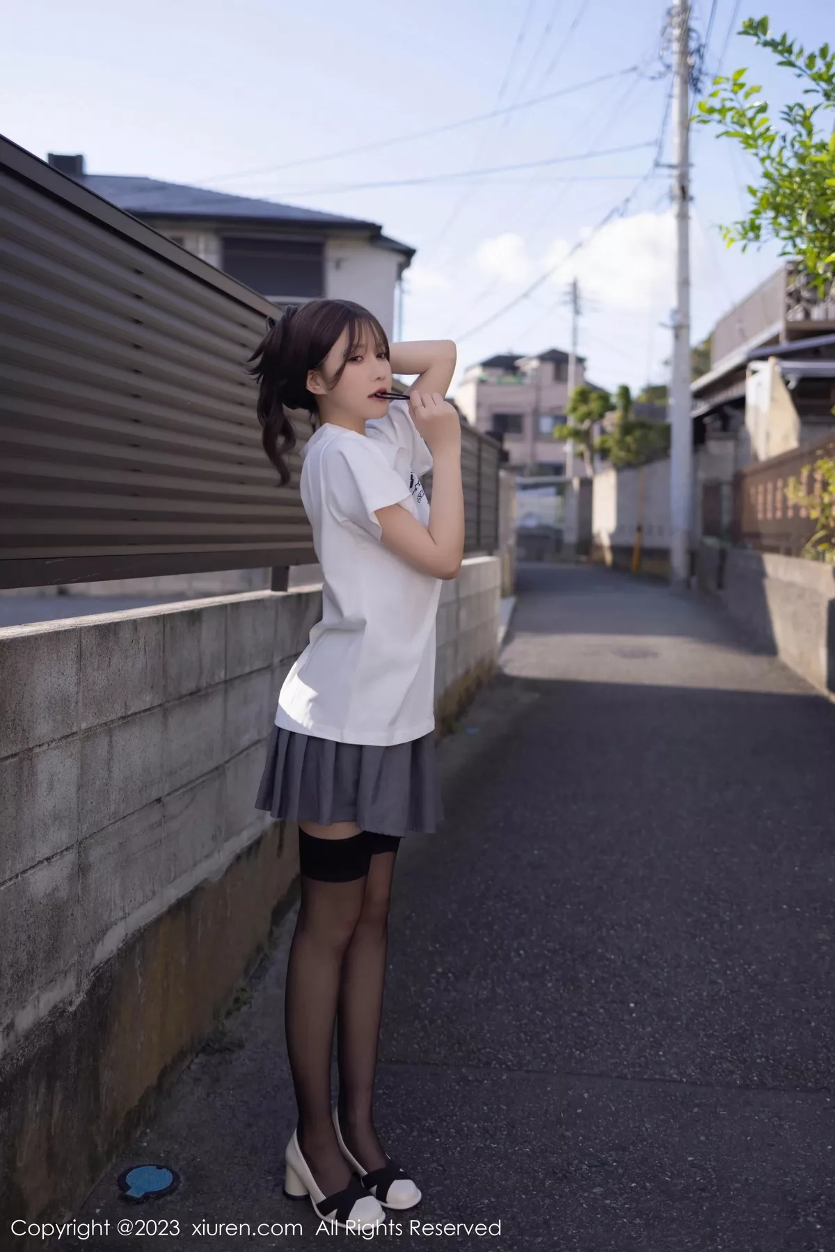 秀人集.com_[XiuRen秀人网]No.7475_模特鱼子酱Fish性感白T配灰短裙露黑丝吊袜秀曼妙身姿诱惑写真85P