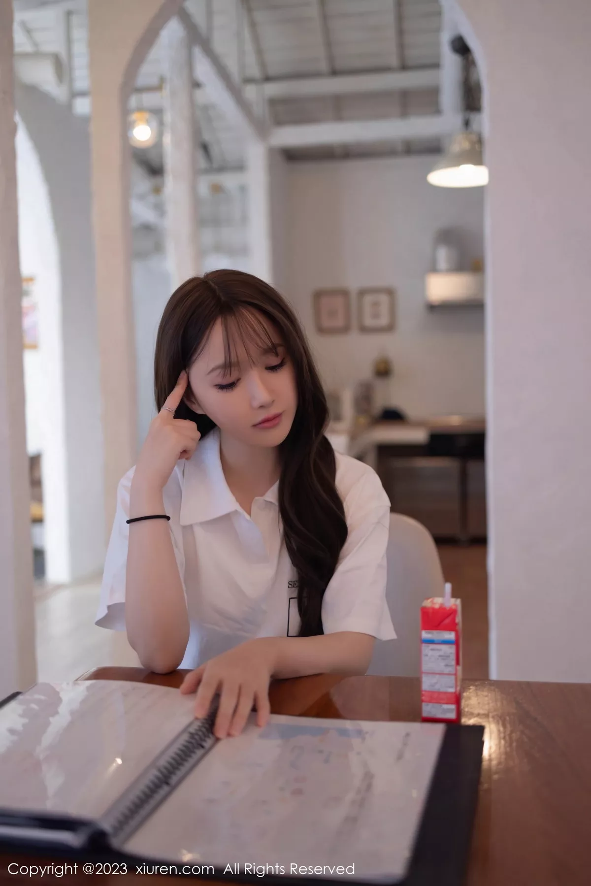 秀人集.com_[XiuRen秀人网]No.7475_模特鱼子酱Fish性感白T配灰短裙露黑丝吊袜秀曼妙身姿诱惑写真85P