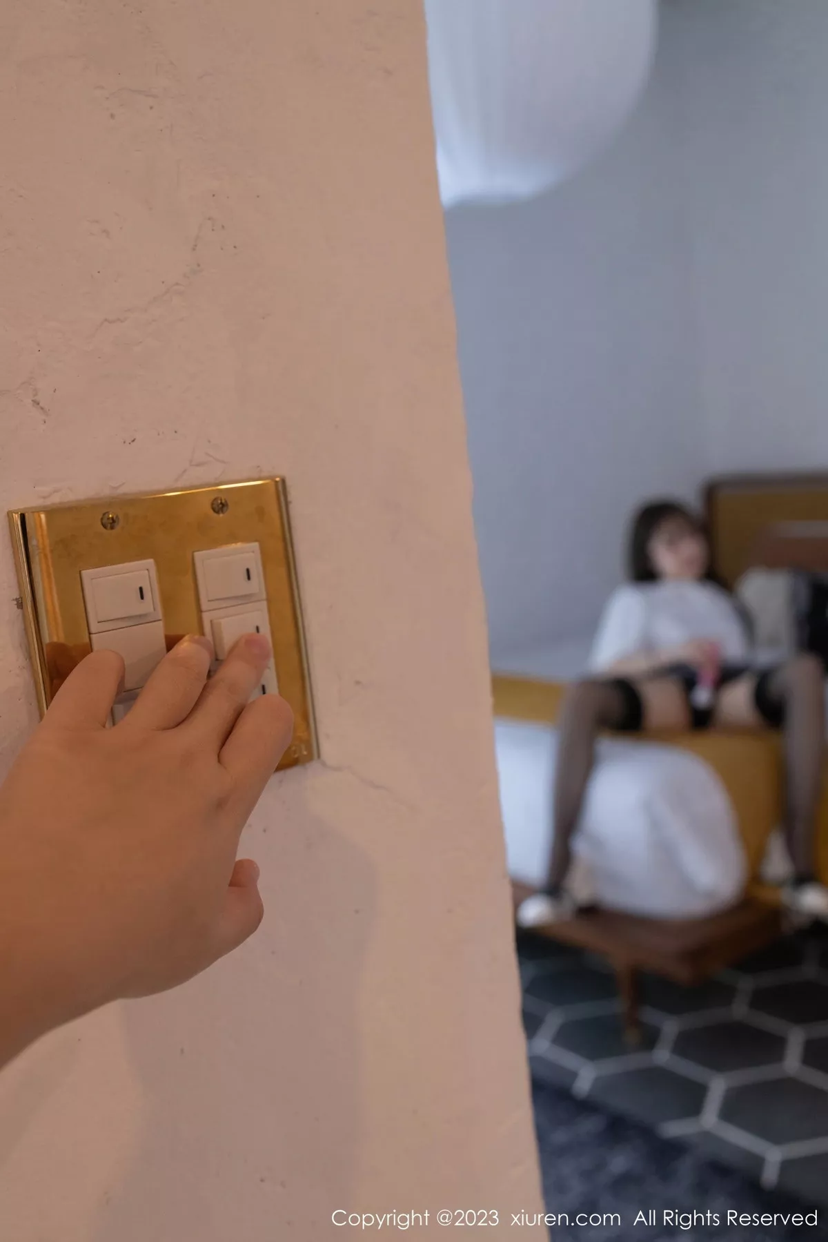 秀人集.com_[XiuRen秀人网]No.7475_模特鱼子酱Fish性感白T配灰短裙露黑丝吊袜秀曼妙身姿诱惑写真85P