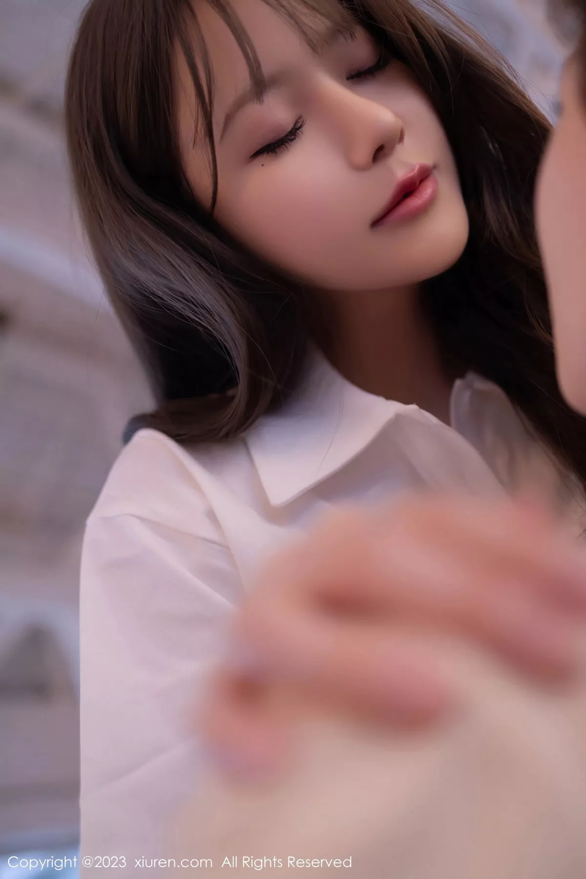 秀人集.com_[XiuRen秀人网]No.7475_模特鱼子酱Fish性感白T配灰短裙露黑丝吊袜秀曼妙身姿诱惑写真85P