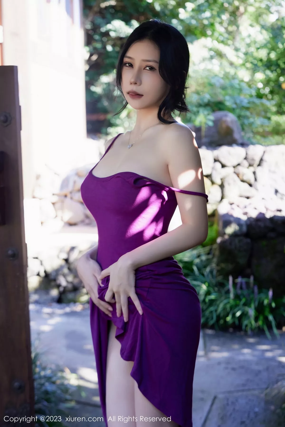 秀人集.com_[XiuRen秀人网]No.7485_模特尹甜甜户外性感紫色吊带裙配超薄肉丝秀完美身材诱惑写真63P
