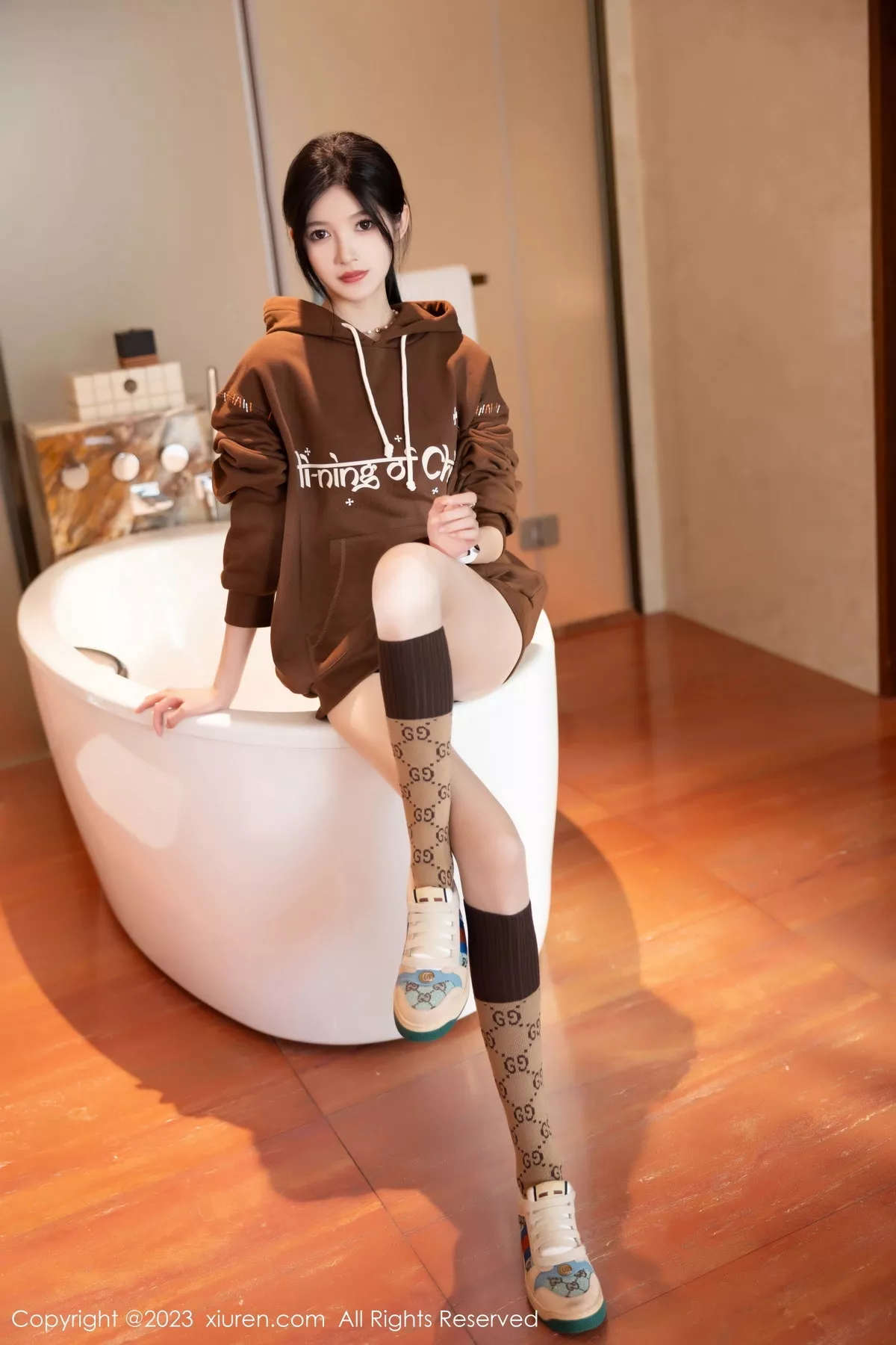 秀人集.com_[XiuRen秀人网]No.7488_模特程程程咖啡色卫衣露淡红内衣配肉丝袜秀曼妙身姿诱惑写真81P