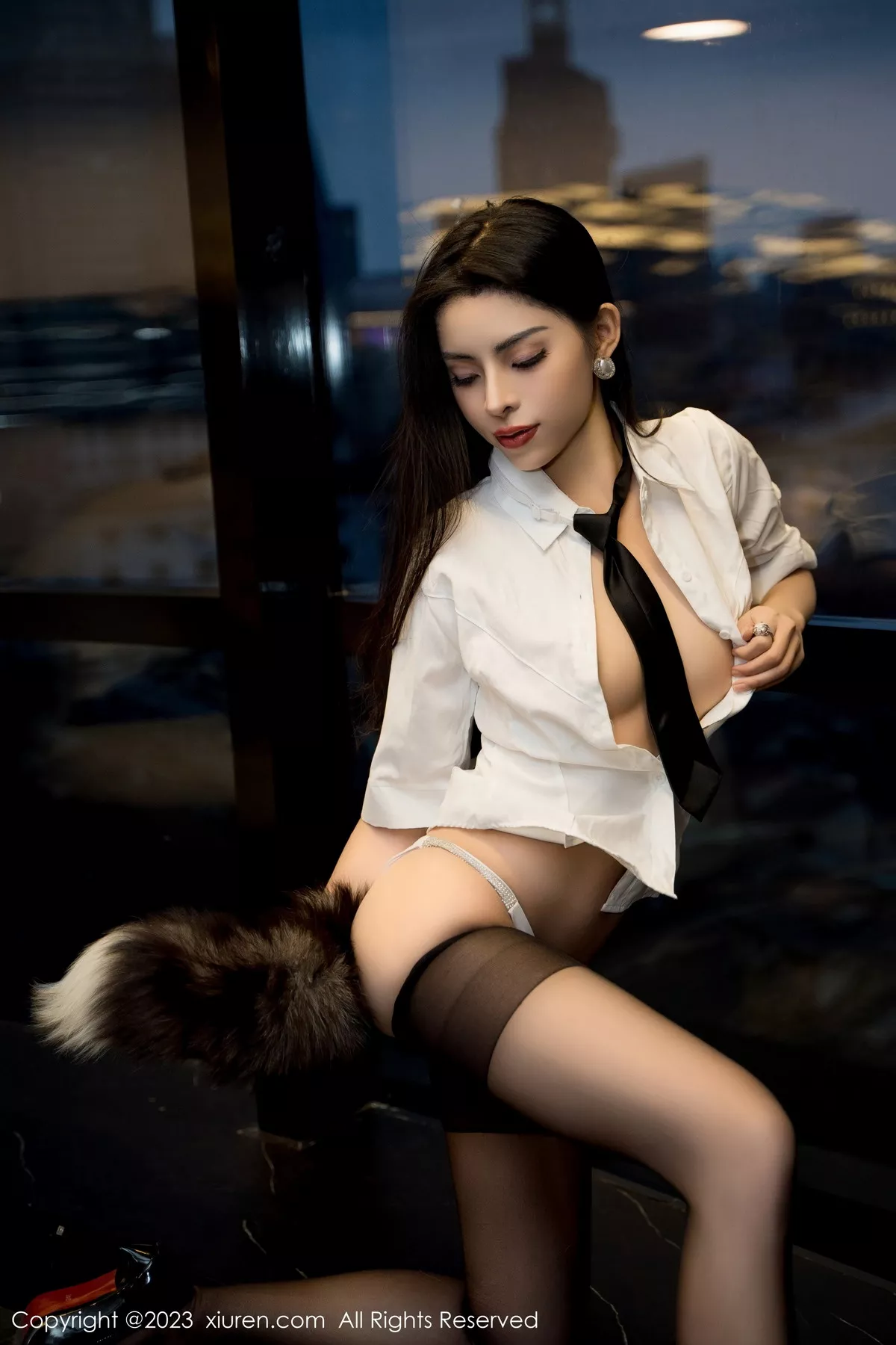 秀人集.com_[XiuRen秀人网]No.7489_模特王薇薇性感白T配黑色短裙露超薄黑丝秀完美身材诱惑写真85P