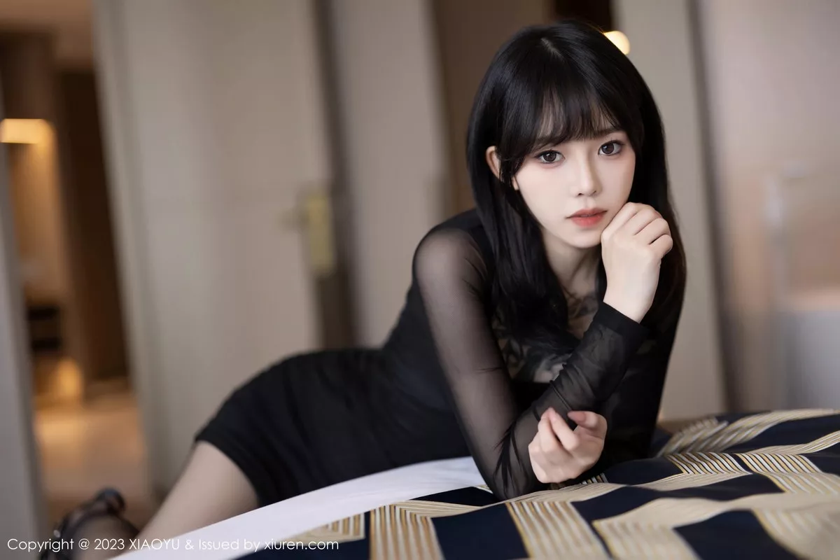 秀人集.com_[XiaoYu画语界]Vol.1124_模特奶瓶黑色连衣短裙+薄透服饰露蓝色内衣秀曼妙身姿诱惑写真83P