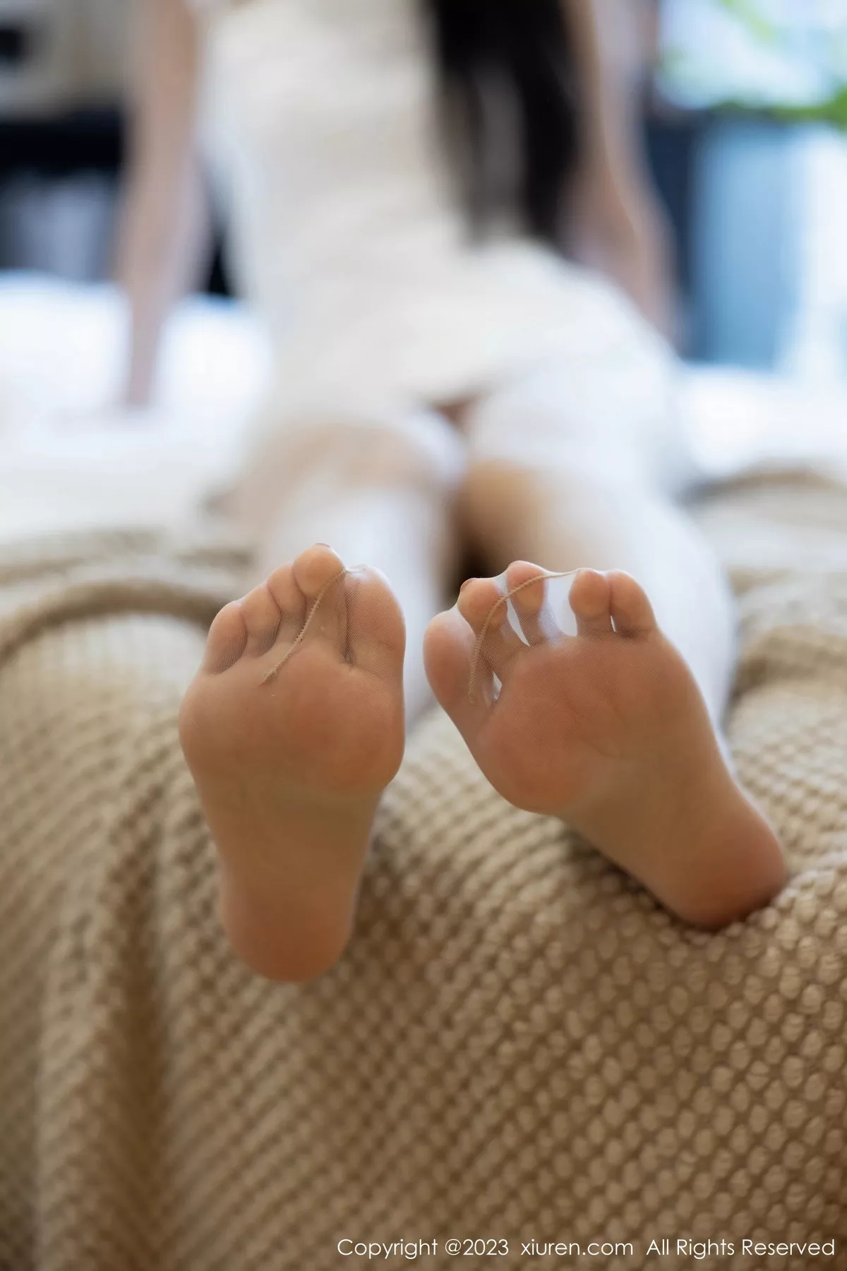 秀人集.com_[XiuRen秀人网]No.7493_模特可乐Vicky性感白色短款旗袍配原色丝袜秀翘臀美腿诱惑写真78P