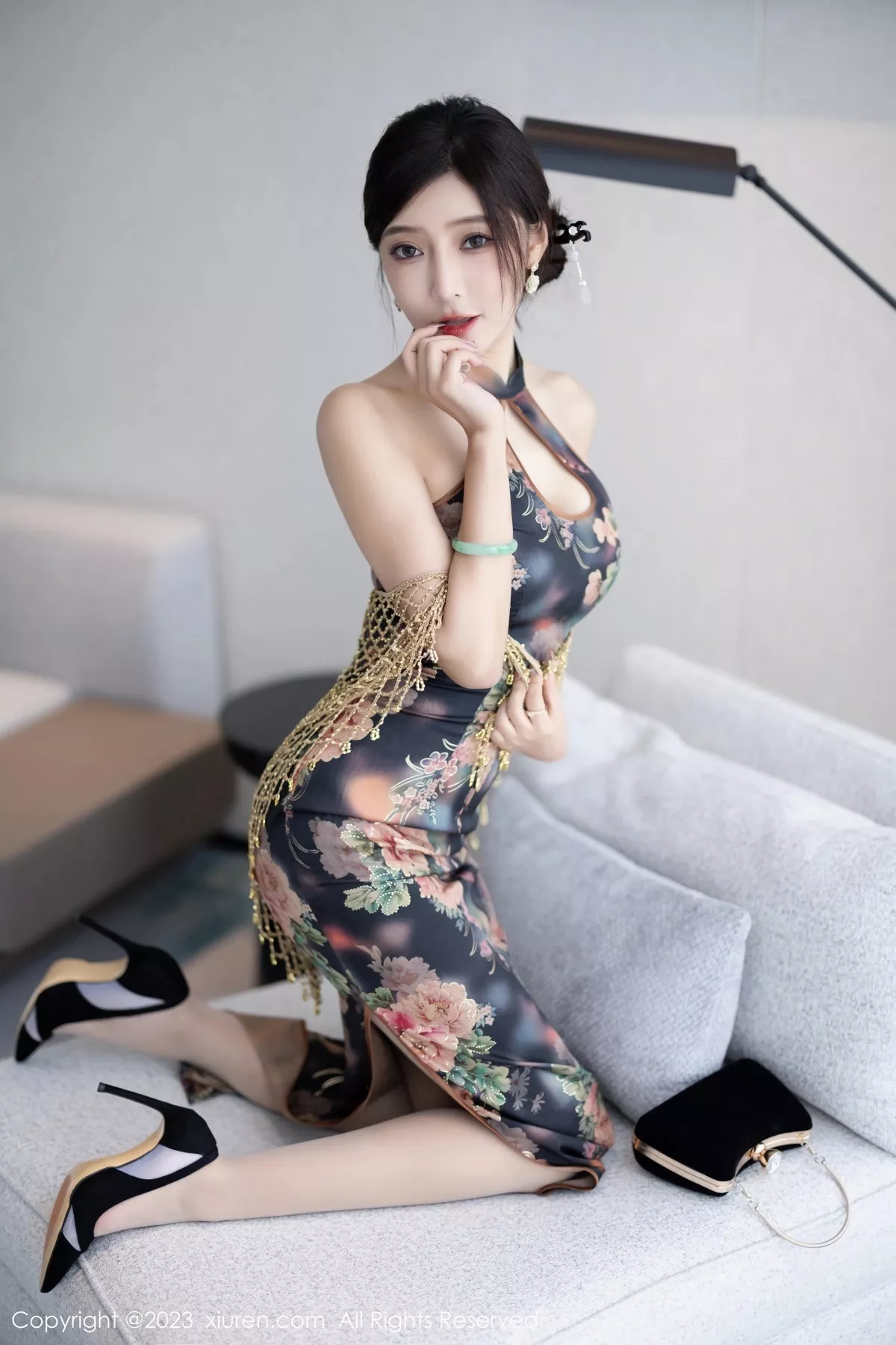 秀人集.com_[XiuRen秀人网]No.7495_女神王馨瑶yanni性感花纹旗袍露淡紫色内衣配开档肉丝诱惑写真81P