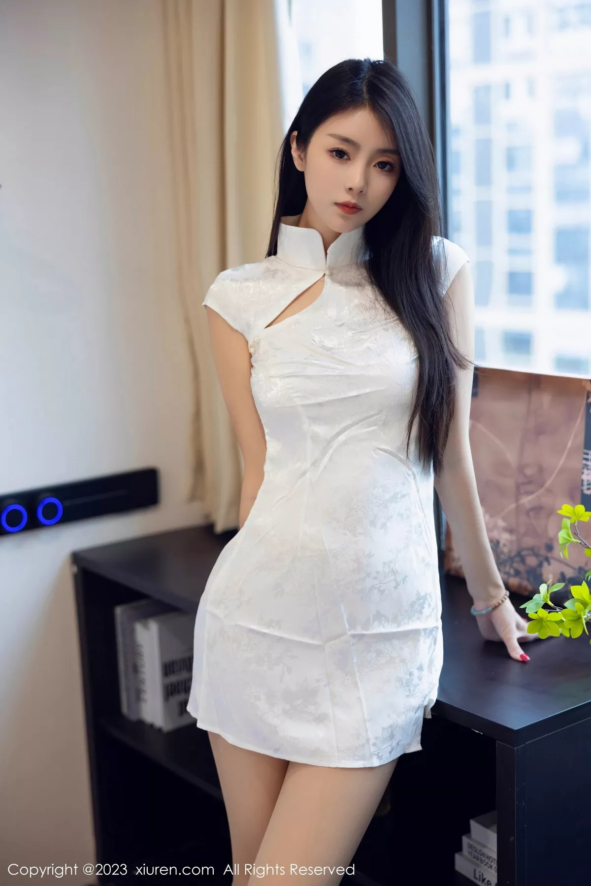 秀人集.com_[XiuRen秀人网]No.7493_模特可乐Vicky性感白色短款旗袍配原色丝袜秀翘臀美腿诱惑写真78P