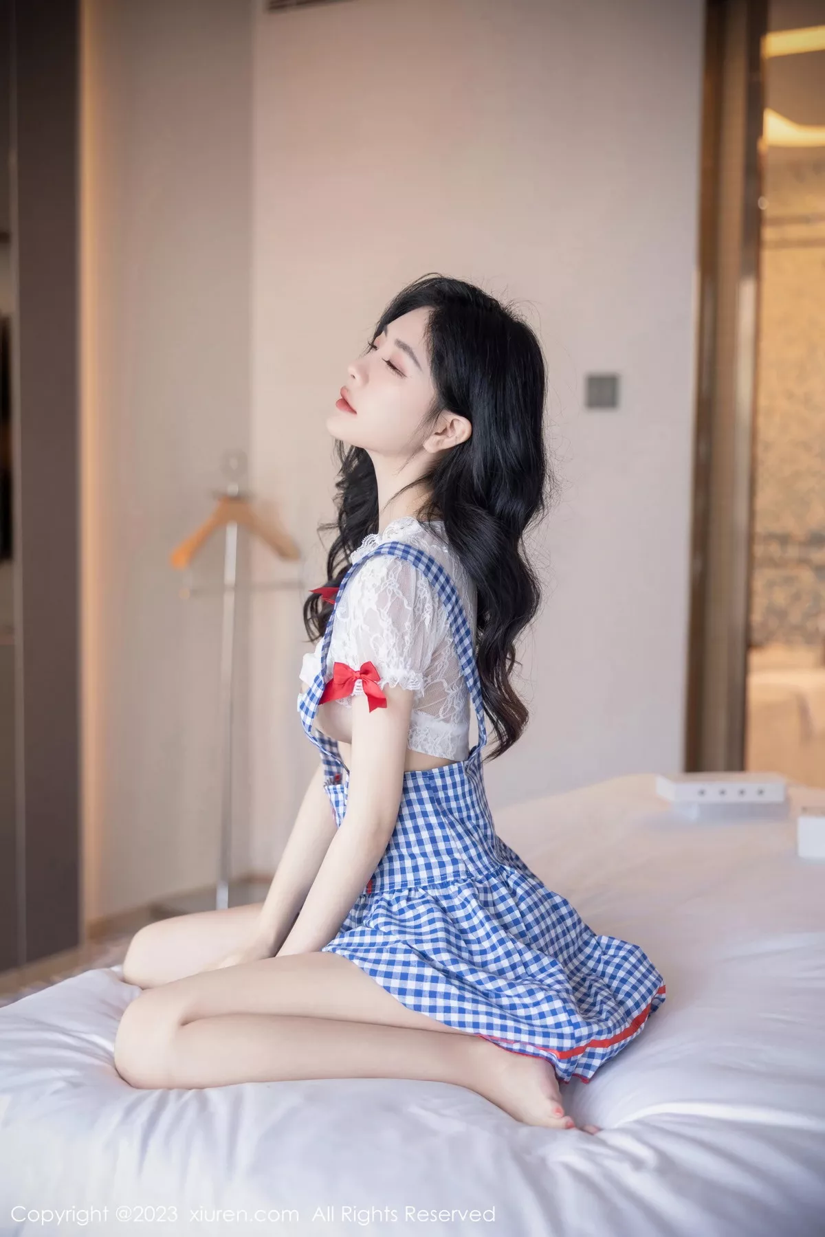 秀人集.com_[XiuRen秀人网]No.7509_模特幼幼性感蓝白格子萝莉裙服饰多面视角秀完美身材诱惑写真110P