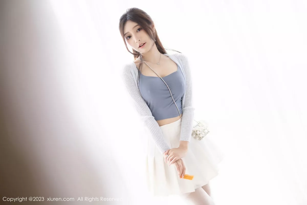 秀人集.com_[XiuRen秀人网]No.7515_女神王馨瑶yanni性感浅色服饰配短裙露白丝吊袜秀美腿诱惑写真82P