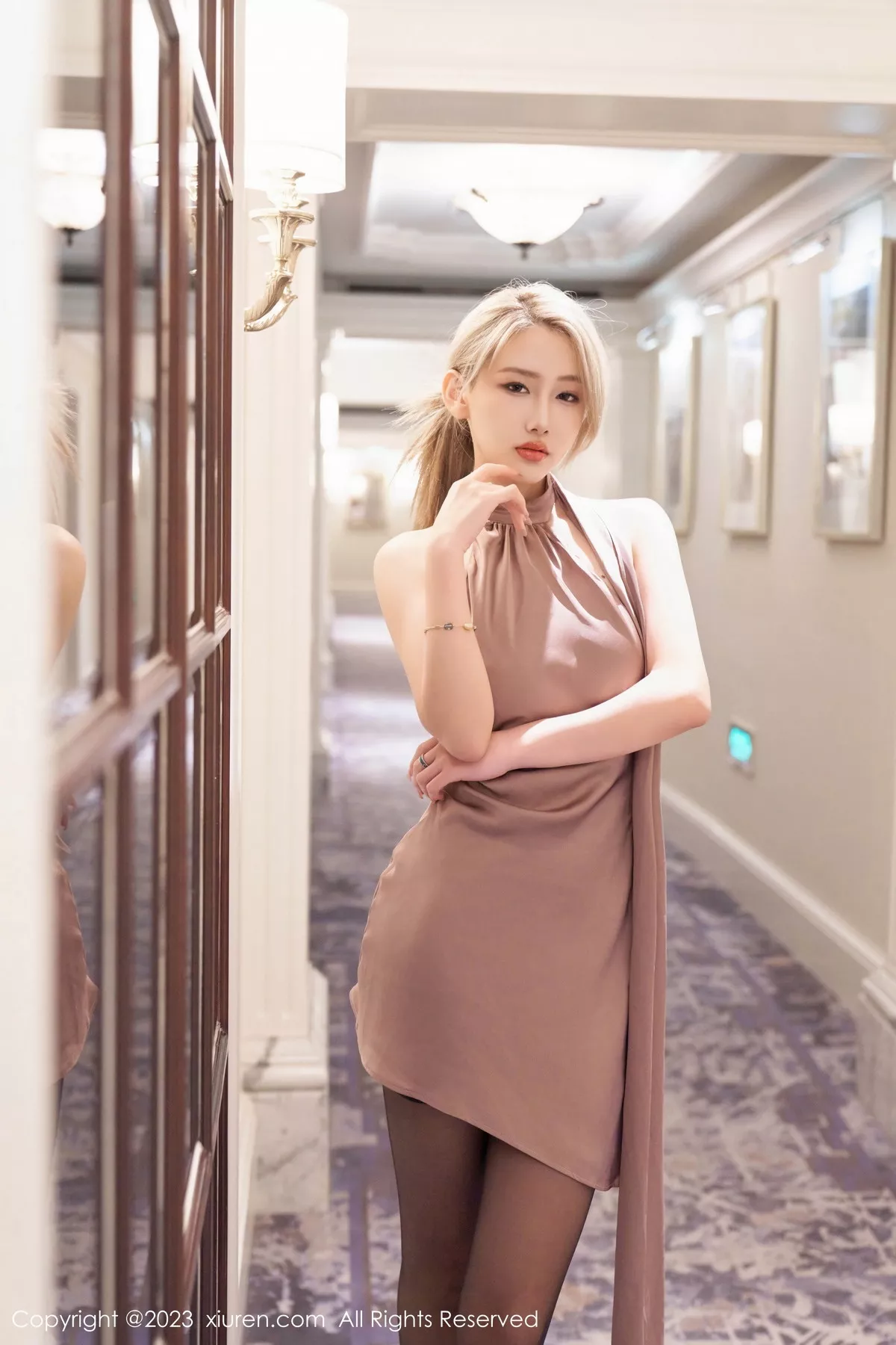 秀人集.com_[XiuRen秀人网]No.7603_模特沈青黛性感咖啡色露肩短裙配黑丝吊袜露情趣内衣诱惑写真100P