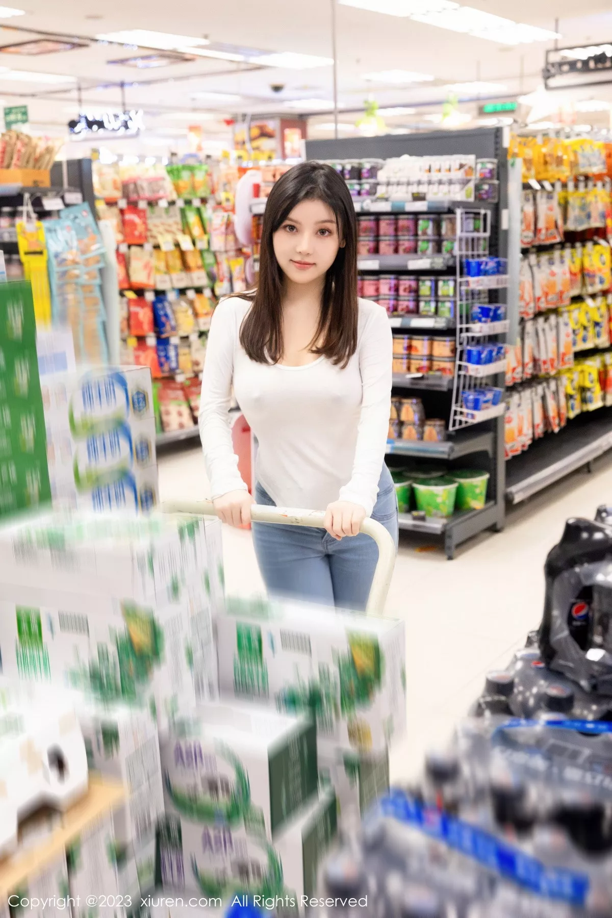 秀人集.com_[XiuRen秀人网]No.7616_模特豆瓣酱超市场景性感白T配牛仔裤半脱秀丰满身材诱惑写真84P