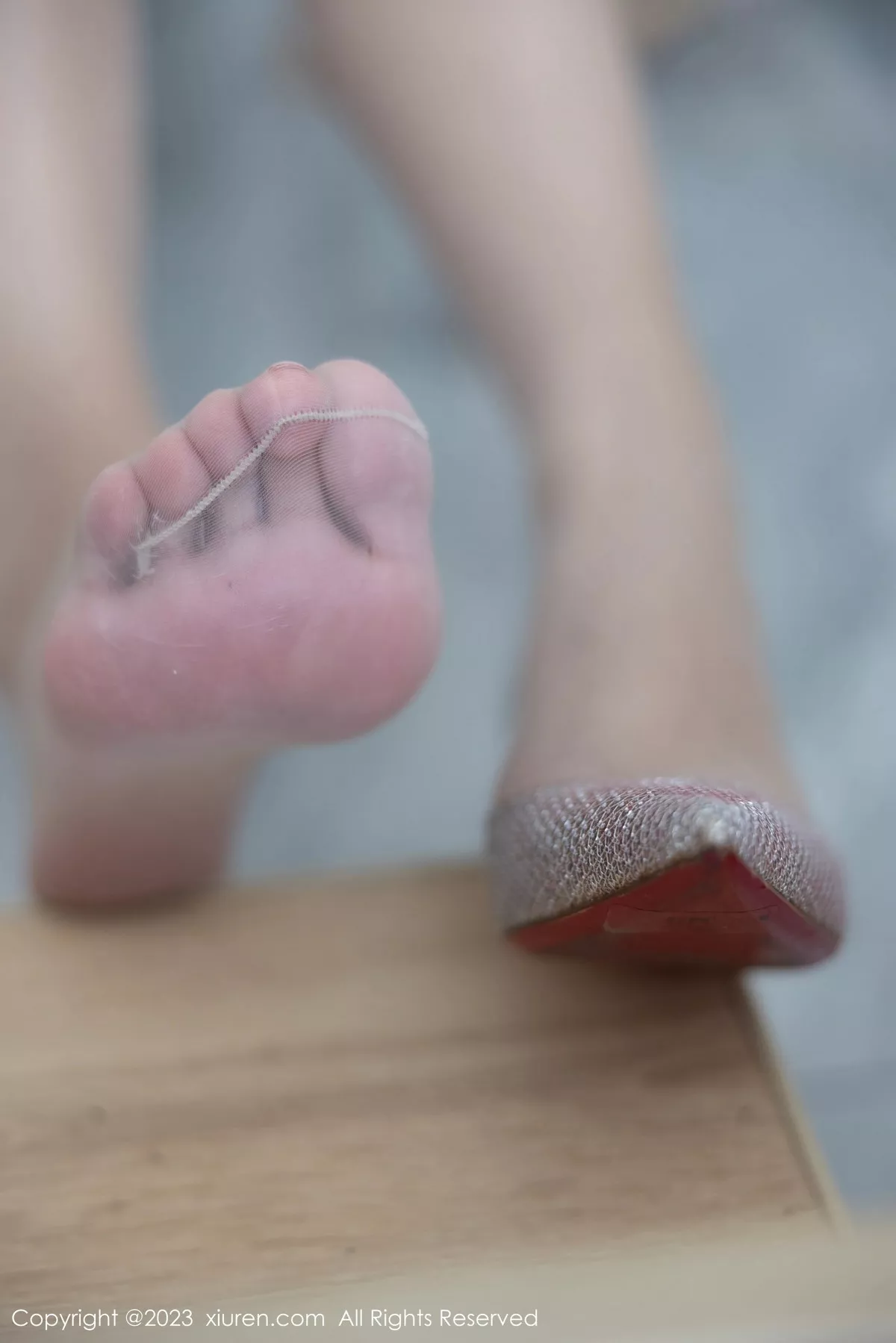 秀人集.com_[XiuRen秀人网]No.7635_模特可乐Vicky性感浅蓝上衣配白短裙露原色丝袜秀美腿诱惑写真97P