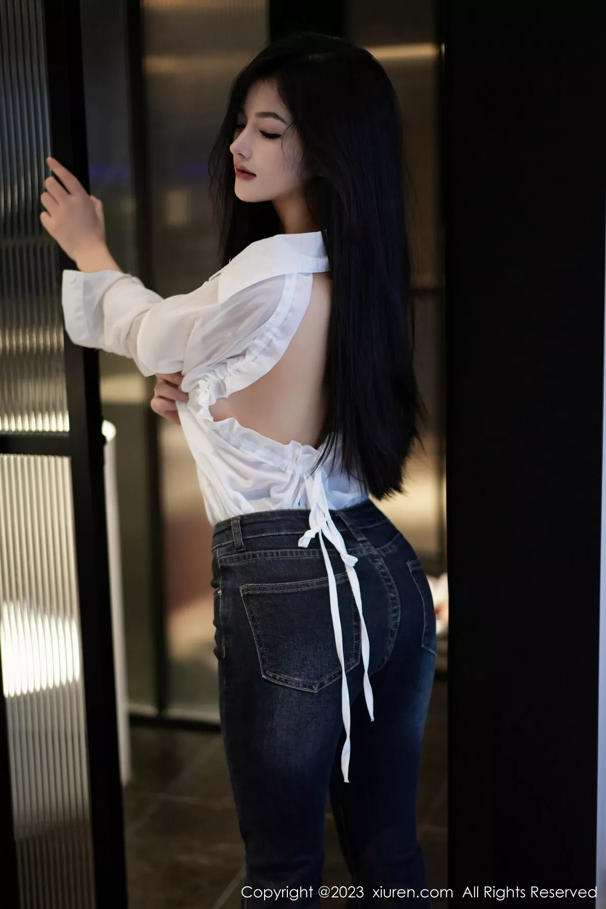 秀人集.com_[XiuRen秀人网]No.7645_模特谭小灵性感白T配简约牛仔裤露超薄黑丝秀惹火身材诱惑写真106P