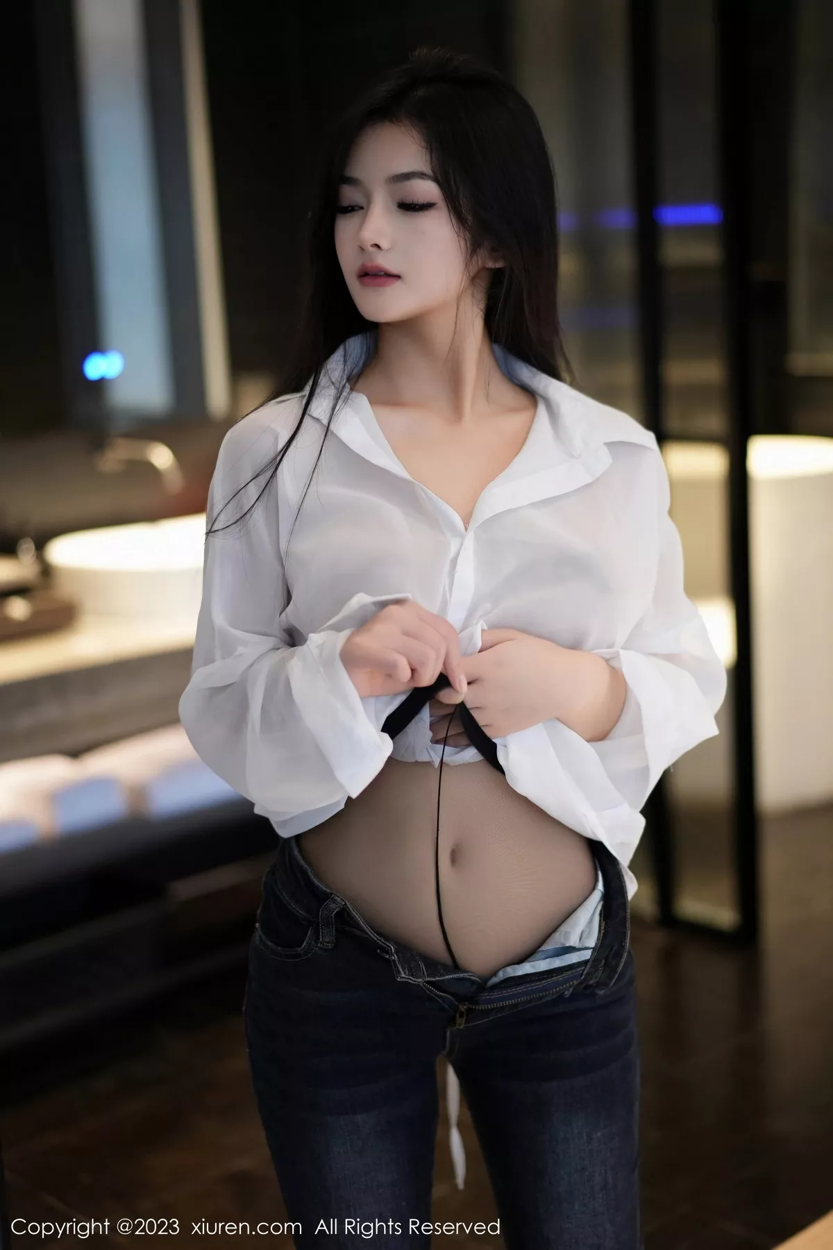 秀人集.com_[XiuRen秀人网]No.7645_模特谭小灵性感白T配简约牛仔裤露超薄黑丝秀惹火身材诱惑写真106P