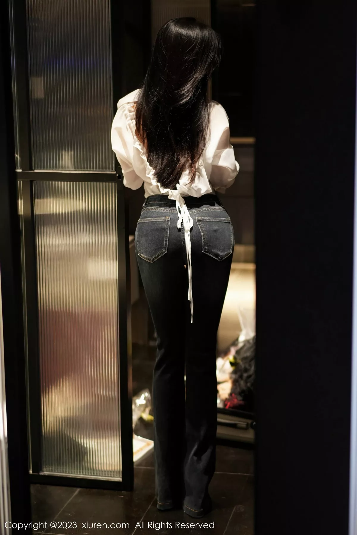 秀人集.com_[XiuRen秀人网]No.7645_模特谭小灵性感白T配简约牛仔裤露超薄黑丝秀惹火身材诱惑写真106P