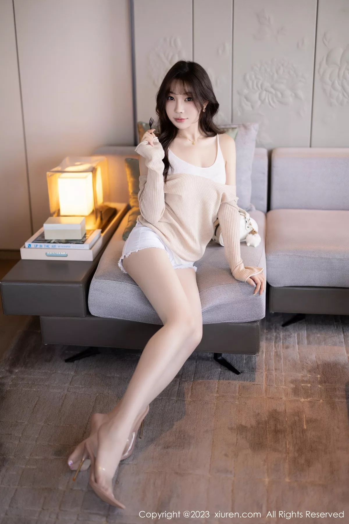 秀人集.com_[XiuRen秀人网]No.7647_女神徐莉芝Booty性感暖灰色上衣配白色短裤秀曼妙身姿诱惑写真82P