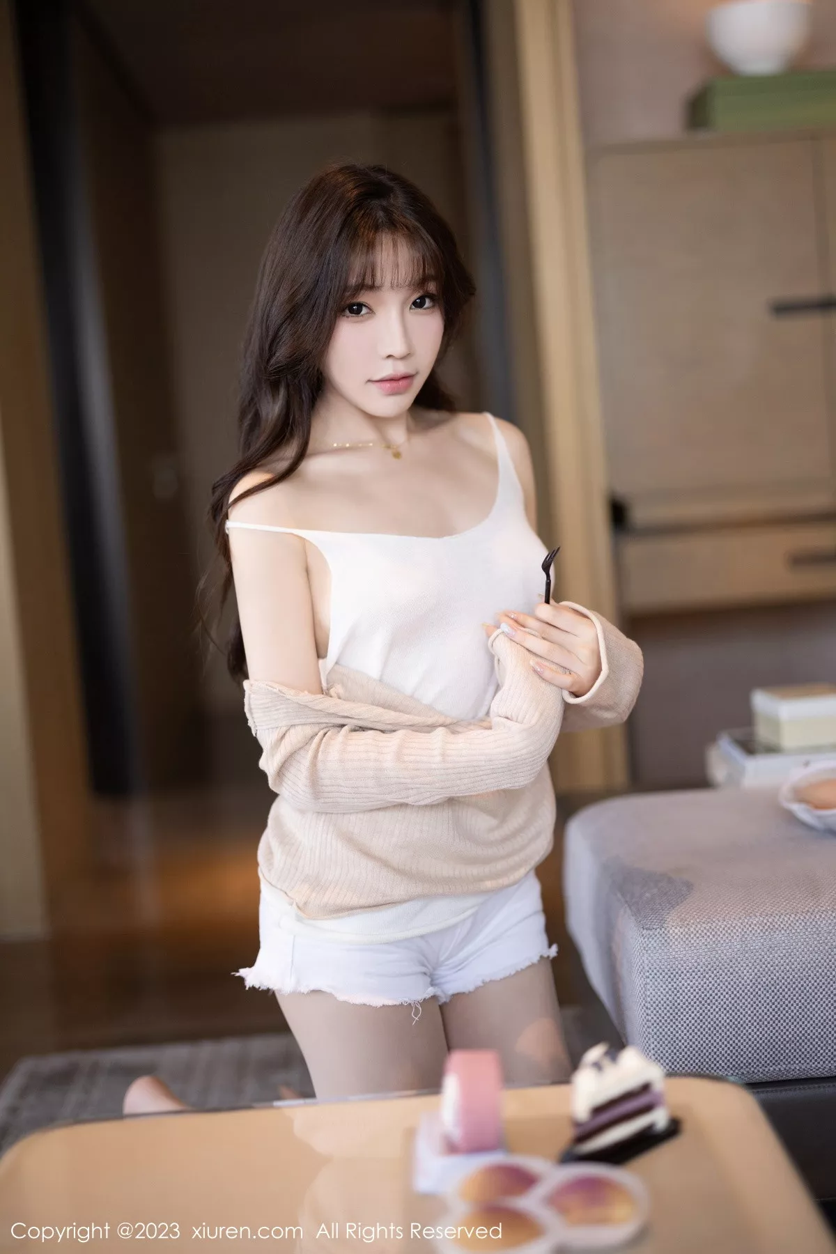 秀人集.com_[XiuRen秀人网]No.7647_女神徐莉芝Booty性感暖灰色上衣配白色短裤秀曼妙身姿诱惑写真82P