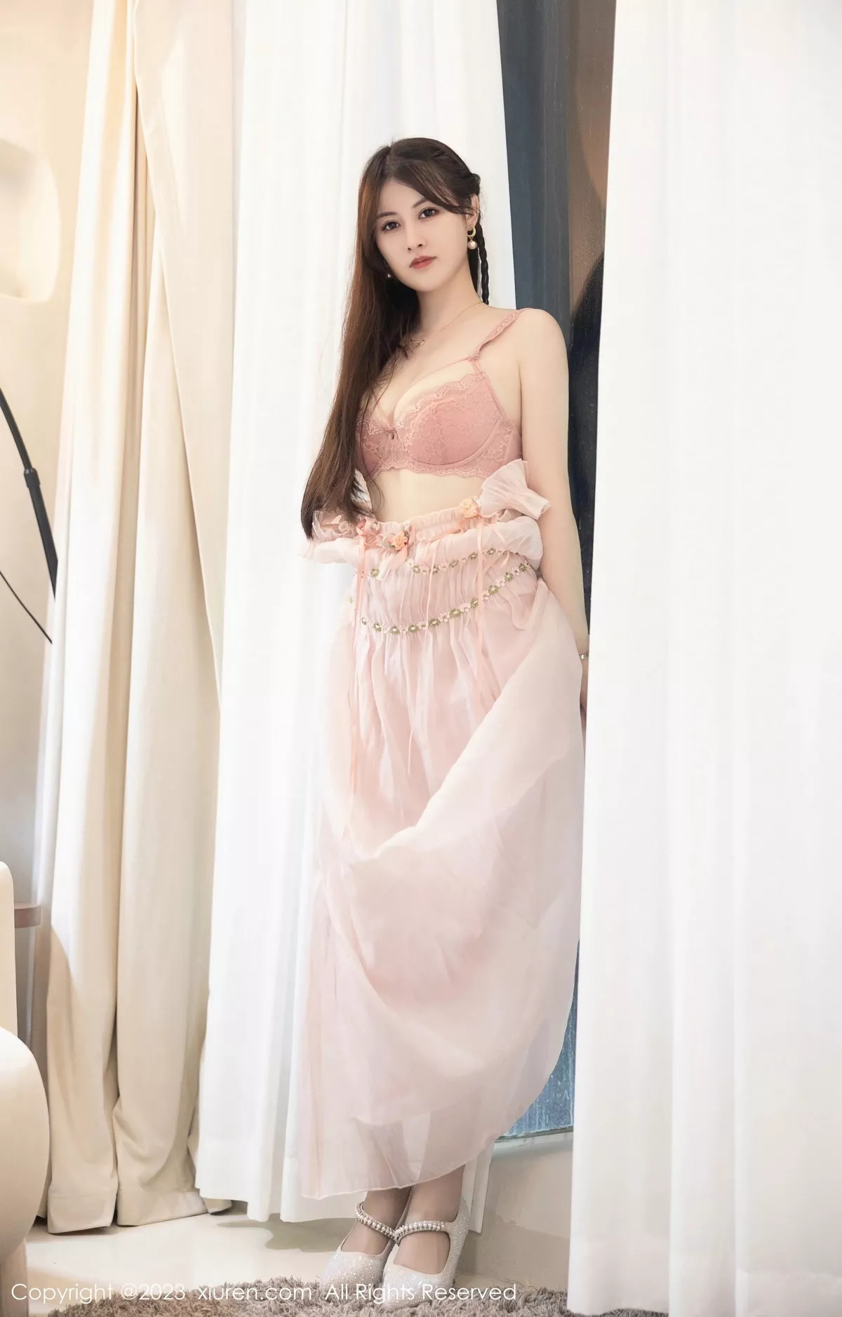 秀人集.com_[XiuRen秀人网]No.7666_模特诗诗kiki性感粉色低胸裙露粉色蕾丝内衣秀丰腴身姿诱惑写真82P