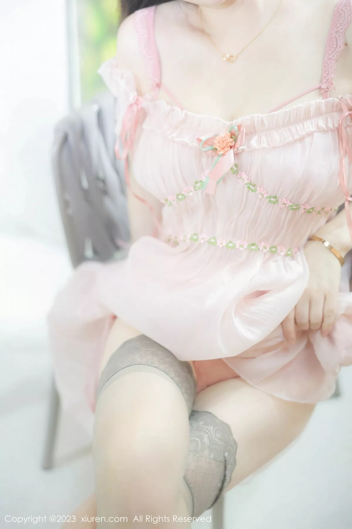 秀人集.com_[XiuRen秀人网]No.7666_模特诗诗kiki性感粉色低胸裙露粉色蕾丝内衣秀丰腴身姿诱惑写真82P