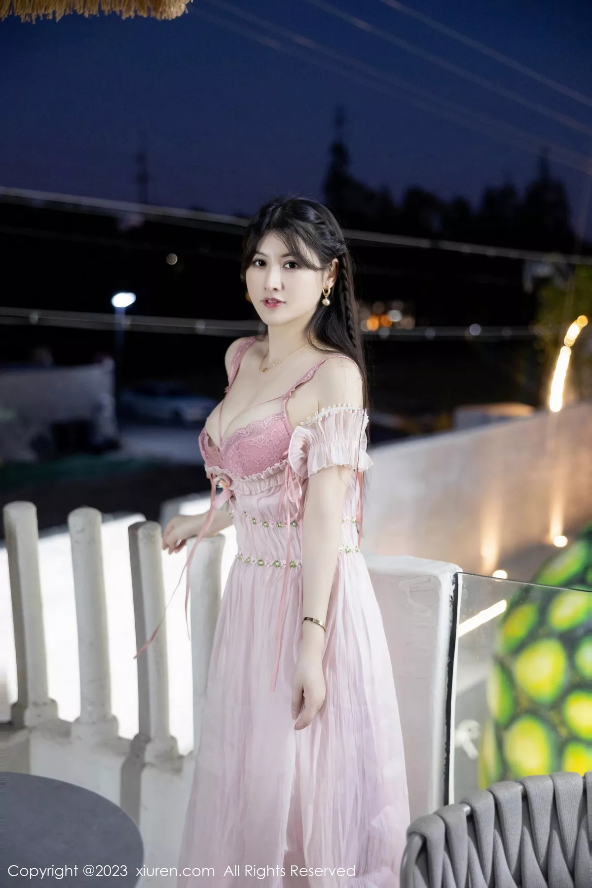 秀人集.com_[XiuRen秀人网]No.7666_模特诗诗kiki性感粉色低胸裙露粉色蕾丝内衣秀丰腴身姿诱惑写真82P