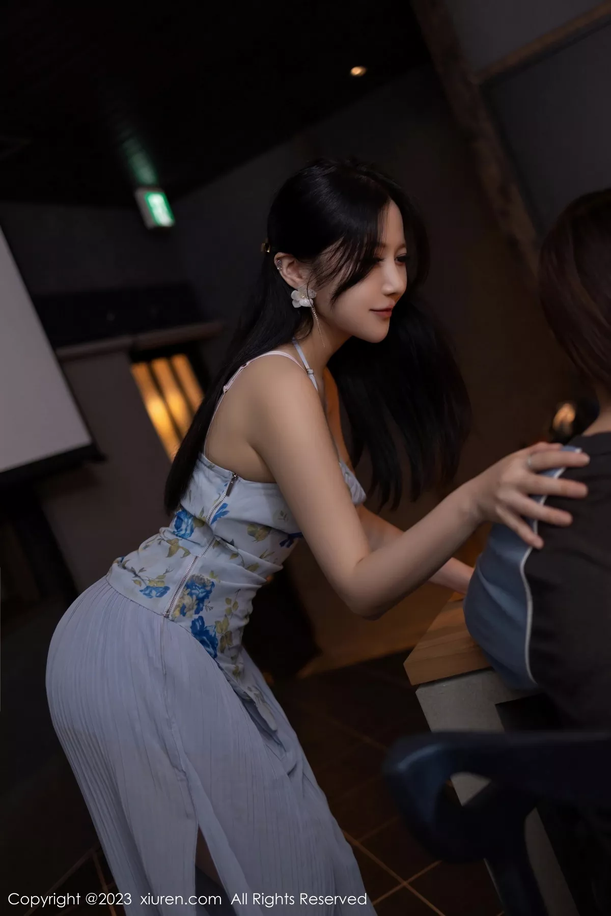 秀人集.com_[XiuRen秀人网]No.7681_模特鱼子酱Fish情节拍摄性感蓝灰上衣配长裙秀曼妙身姿诱惑写真81P