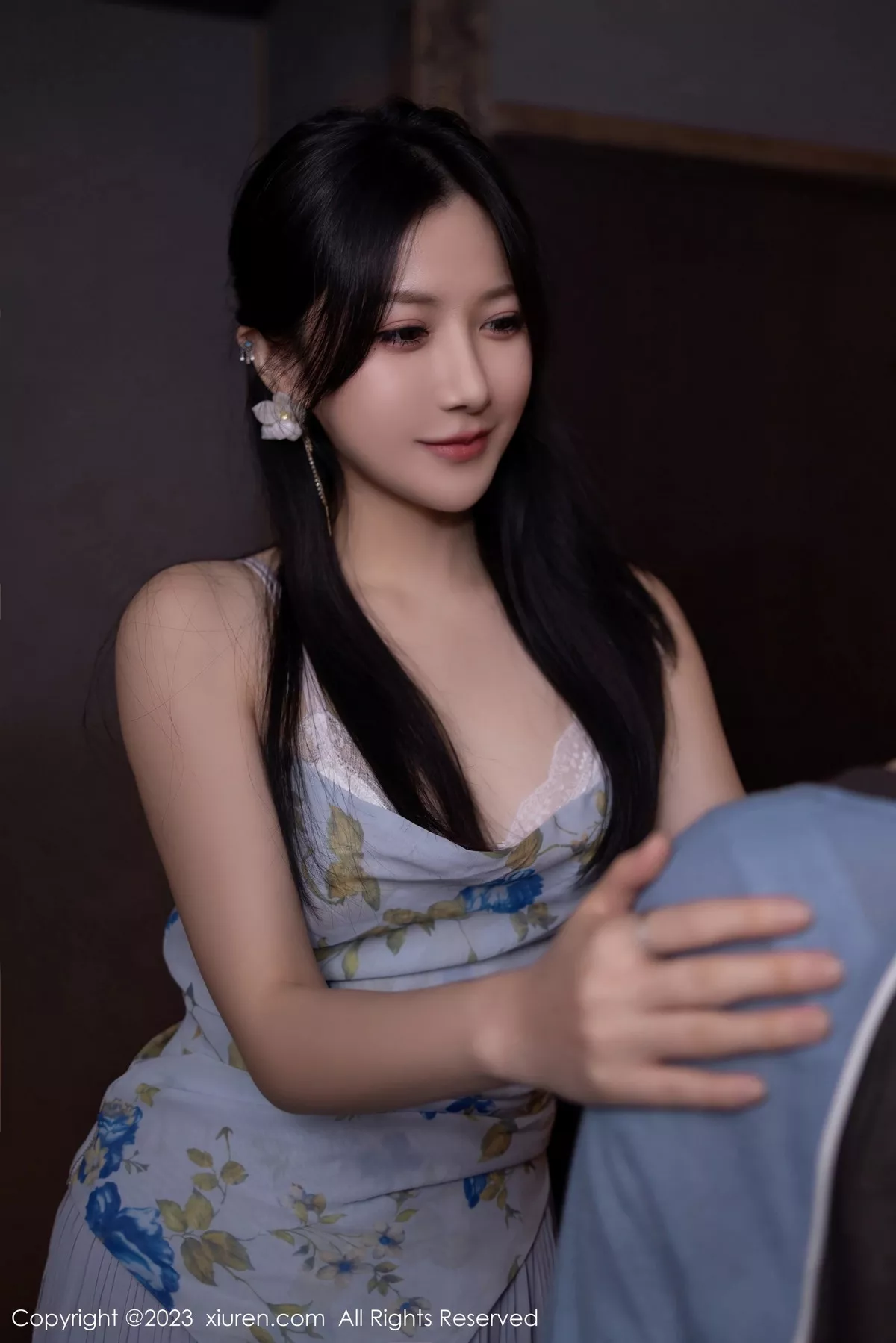 秀人集.com_[XiuRen秀人网]No.7681_模特鱼子酱Fish情节拍摄性感蓝灰上衣配长裙秀曼妙身姿诱惑写真81P