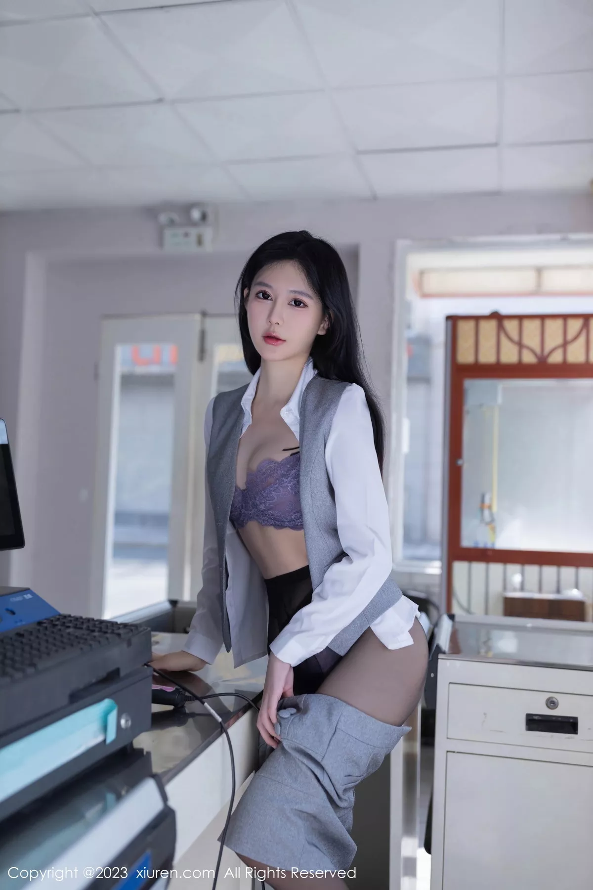 秀人集.com_[XiuRen秀人网]No.7684_模特幼幼性感灰色短裙制服露紫色蕾丝内衣秀完美身姿诱惑写真80P