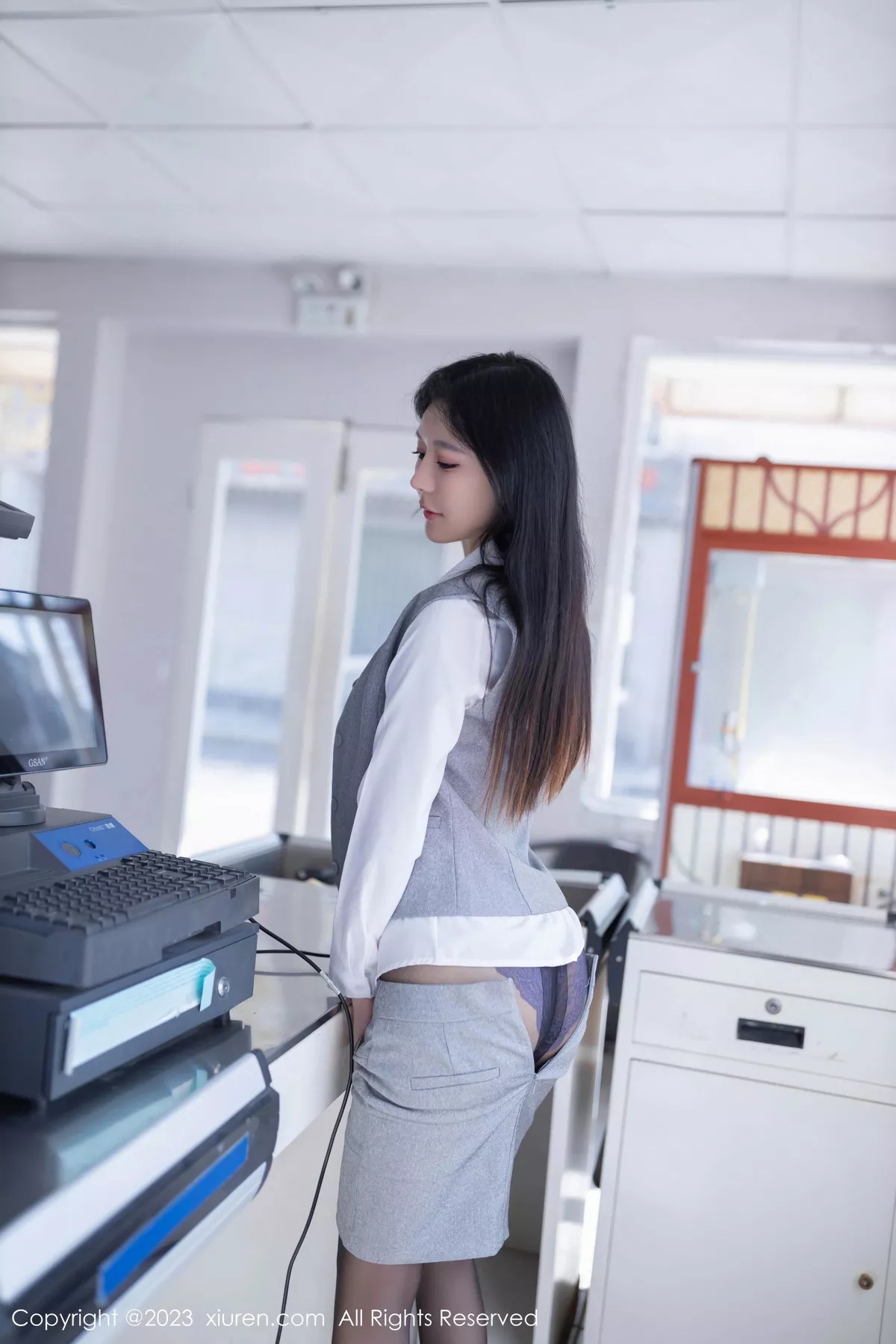 秀人集.com_[XiuRen秀人网]No.7684_模特幼幼性感灰色短裙制服露紫色蕾丝内衣秀完美身姿诱惑写真80P