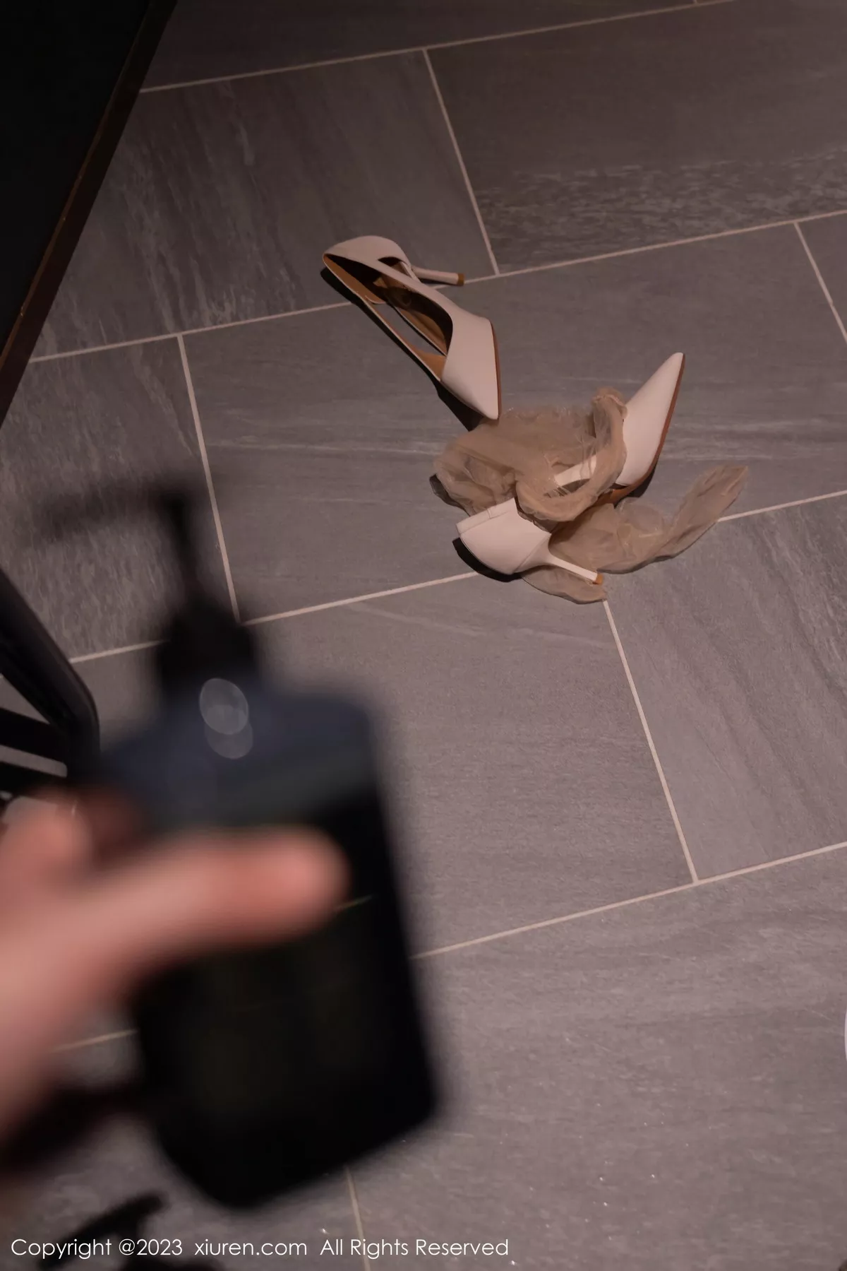 秀人集.com_[XiuRen秀人网]No.7681_模特鱼子酱Fish情节拍摄性感蓝灰上衣配长裙秀曼妙身姿诱惑写真81P